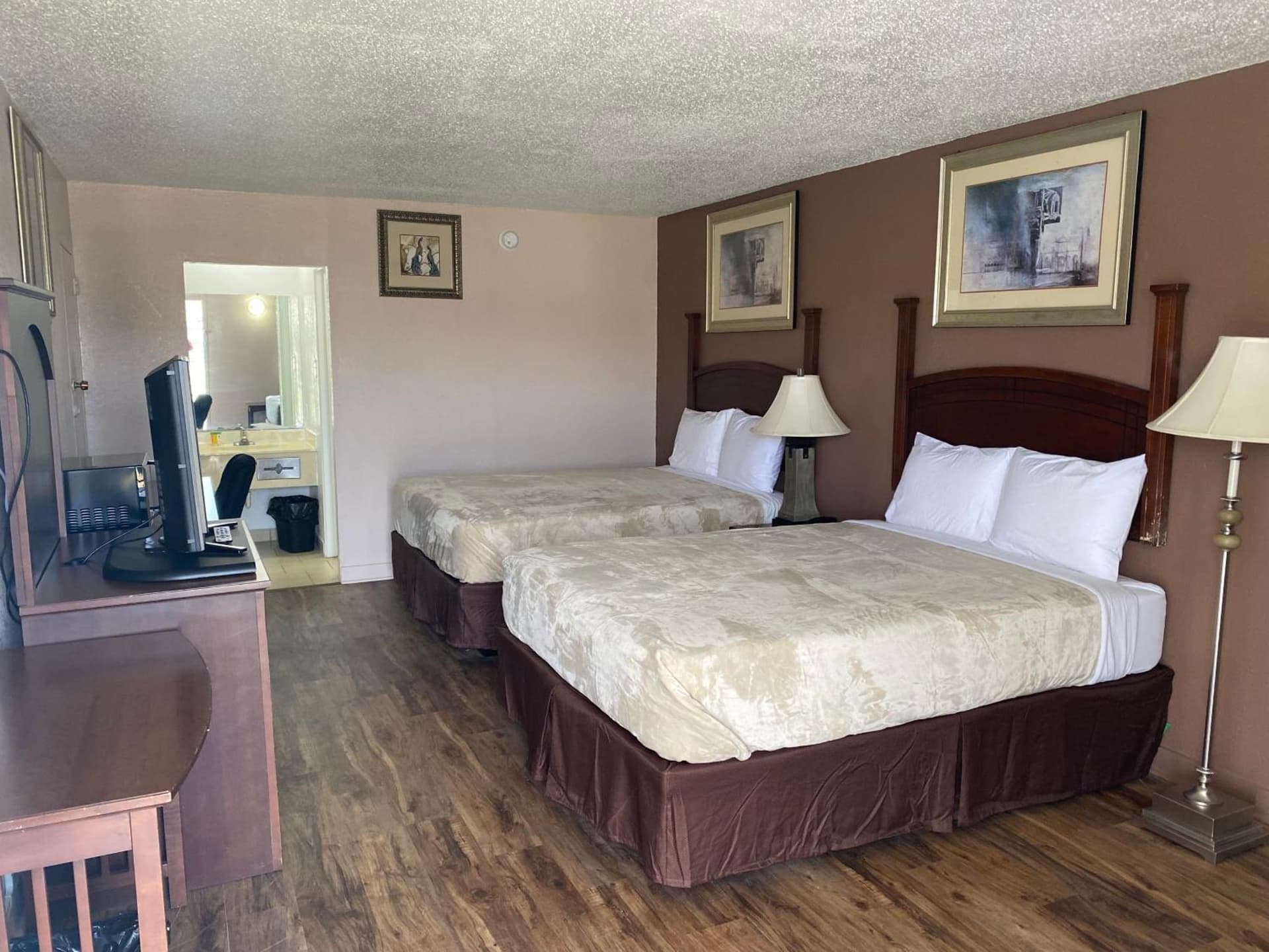 Luxury Inn interior in Montgomery, AL — gallery photo 2