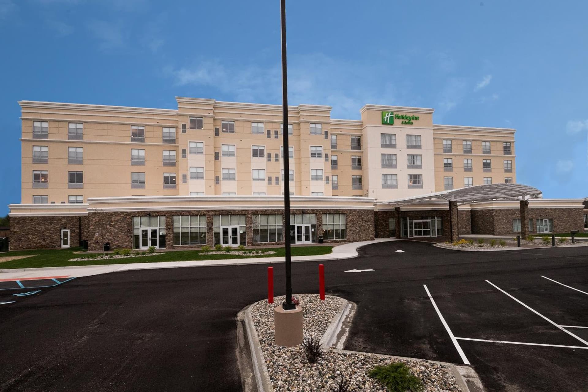 Holiday Inn & Suites Detroit - Troy by IHG property views in Troy, MI — gallery photo 3