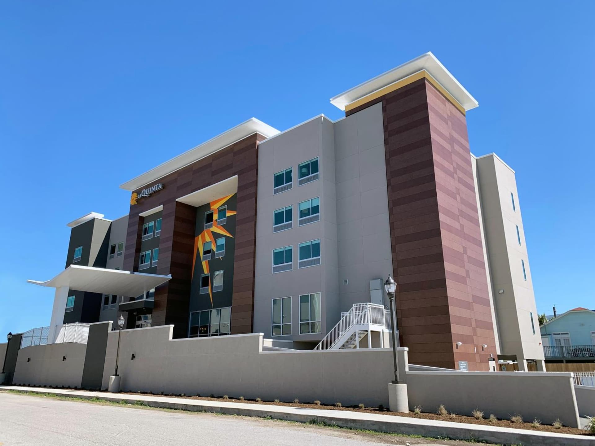 La Quinta Inn & Suites by Wyndham Galveston North at I-45 gallery photo in Galveston, TX — image 9
