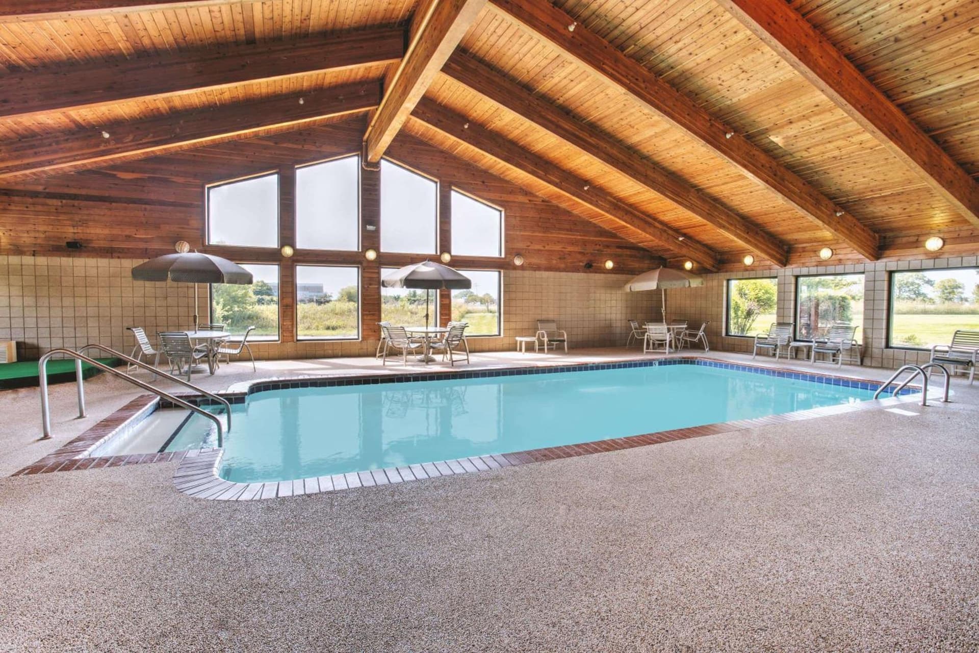 Super 8 by Wyndham Davenport property views in Davenport, IA — gallery photo 3
