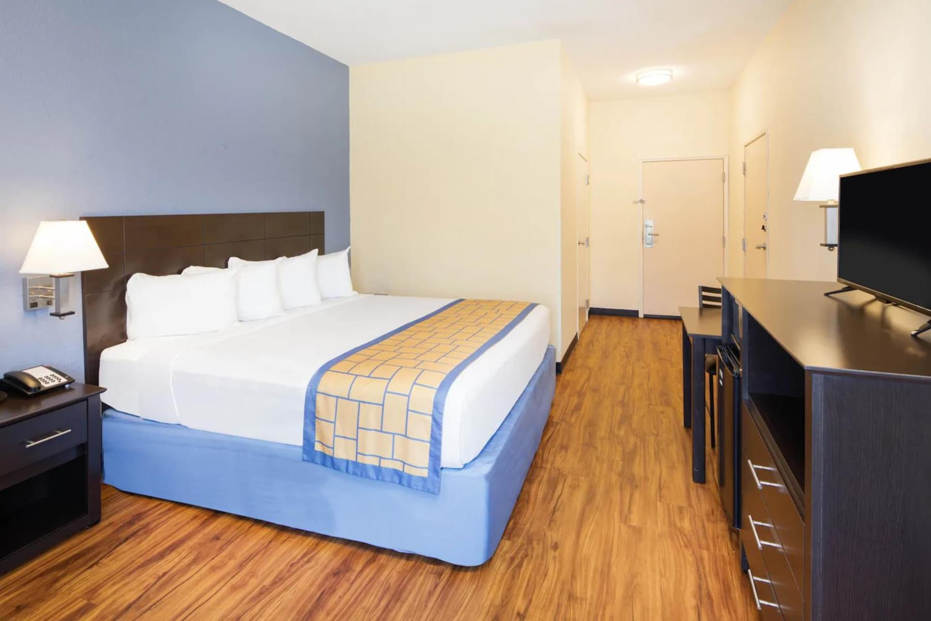 Days Inn by Wyndham Macon I-75 North interior in Macon, GA — gallery photo 2
