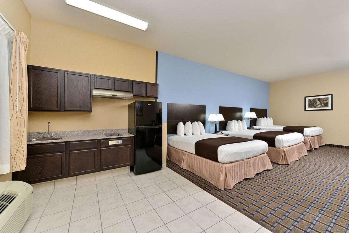 Western Inn & Suites interior in Carrizo Springs, TX — gallery photo 2