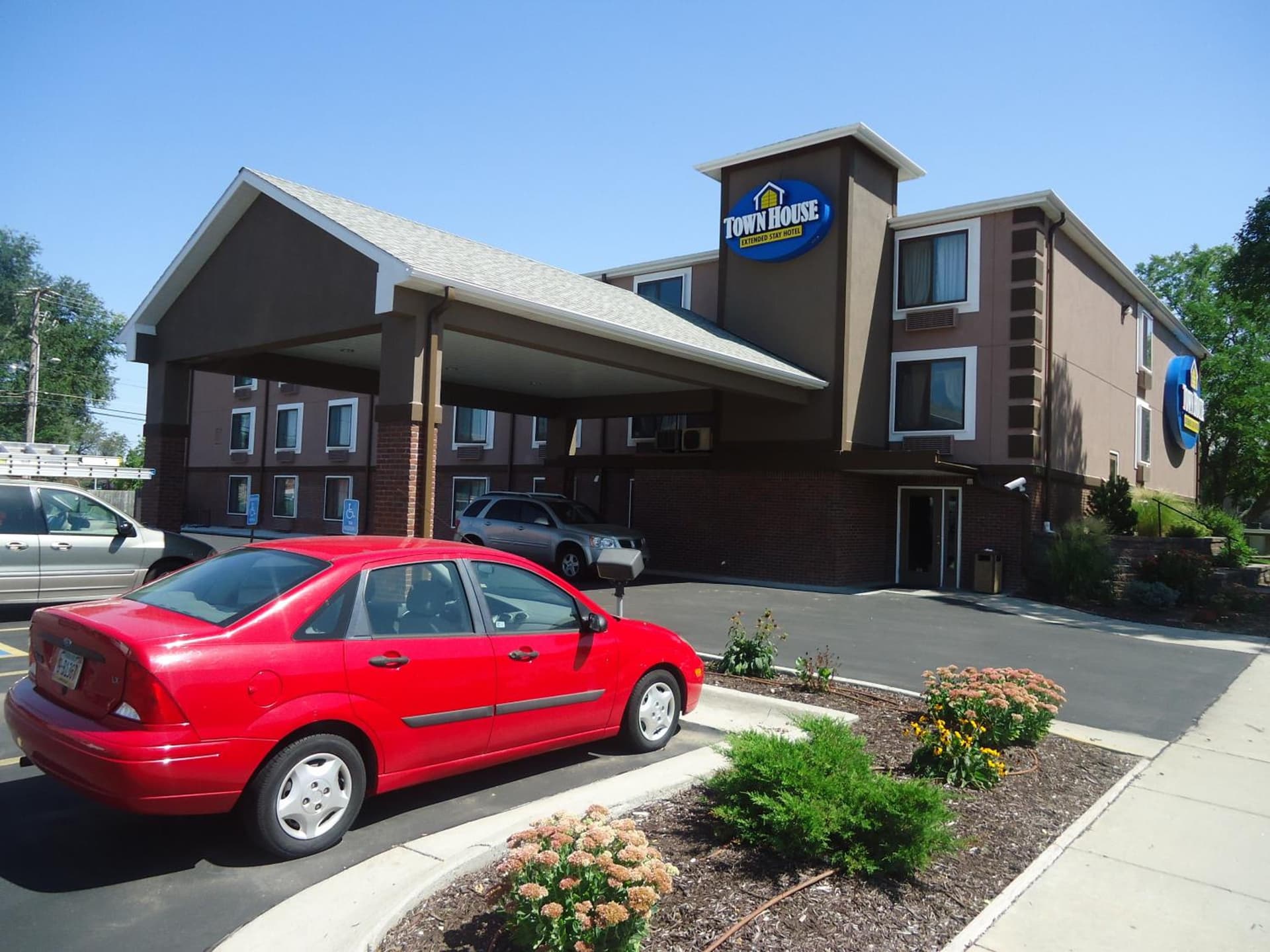 TownHouse Extended Stay Hotel Downtown property views in Lincoln, NE — gallery photo 3