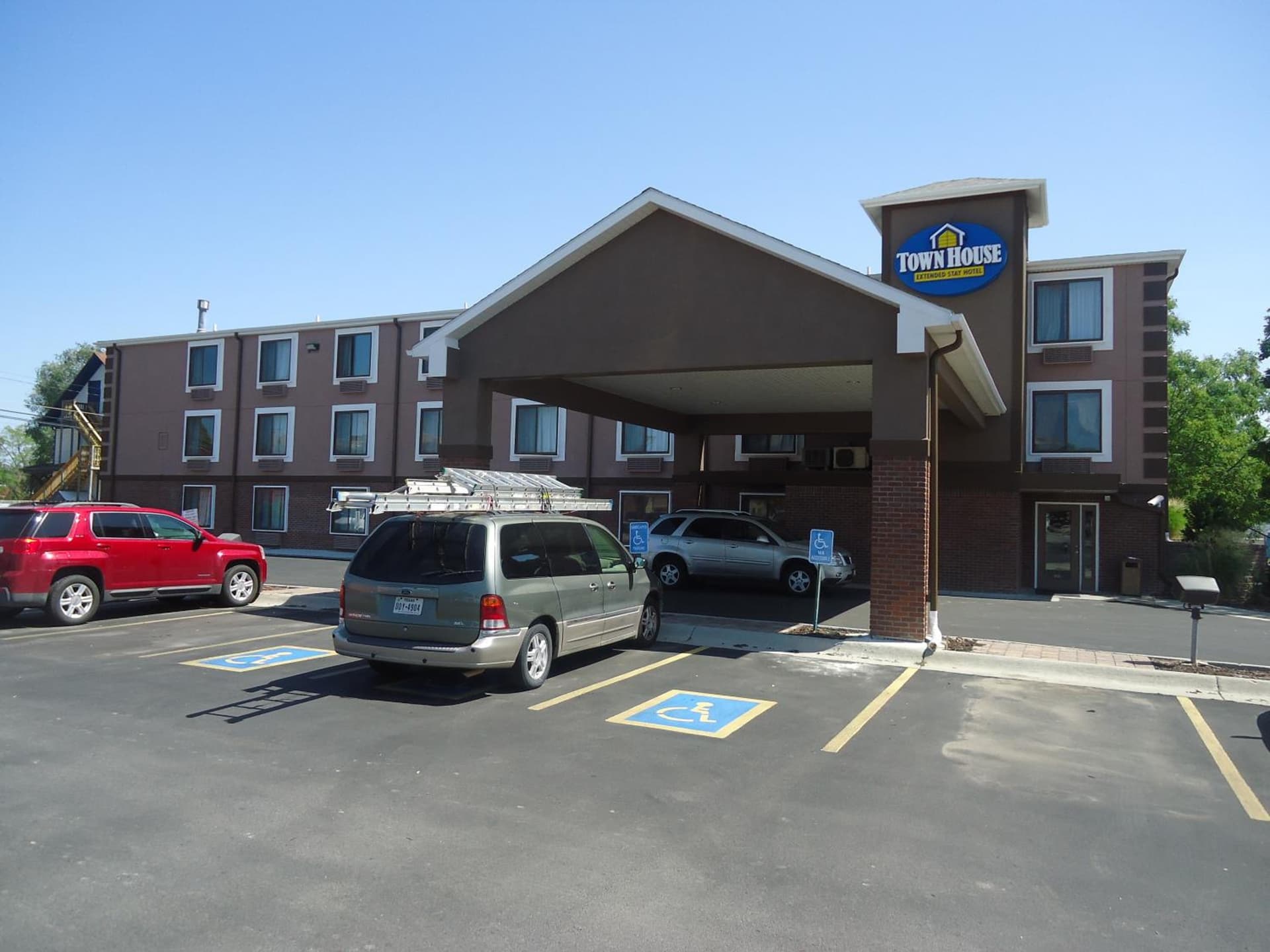 TownHouse Extended Stay Hotel Downtown featured exterior or lobby in Lincoln, NE — similar hotel