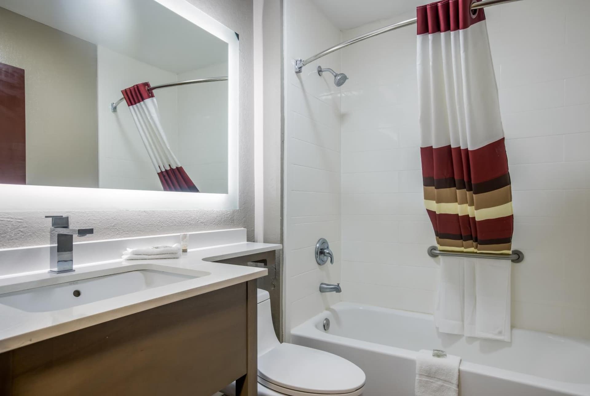 Red Roof Inn PLUS+ & Suites Savannah – I-95 gallery photo in Savannah, GA — image 41