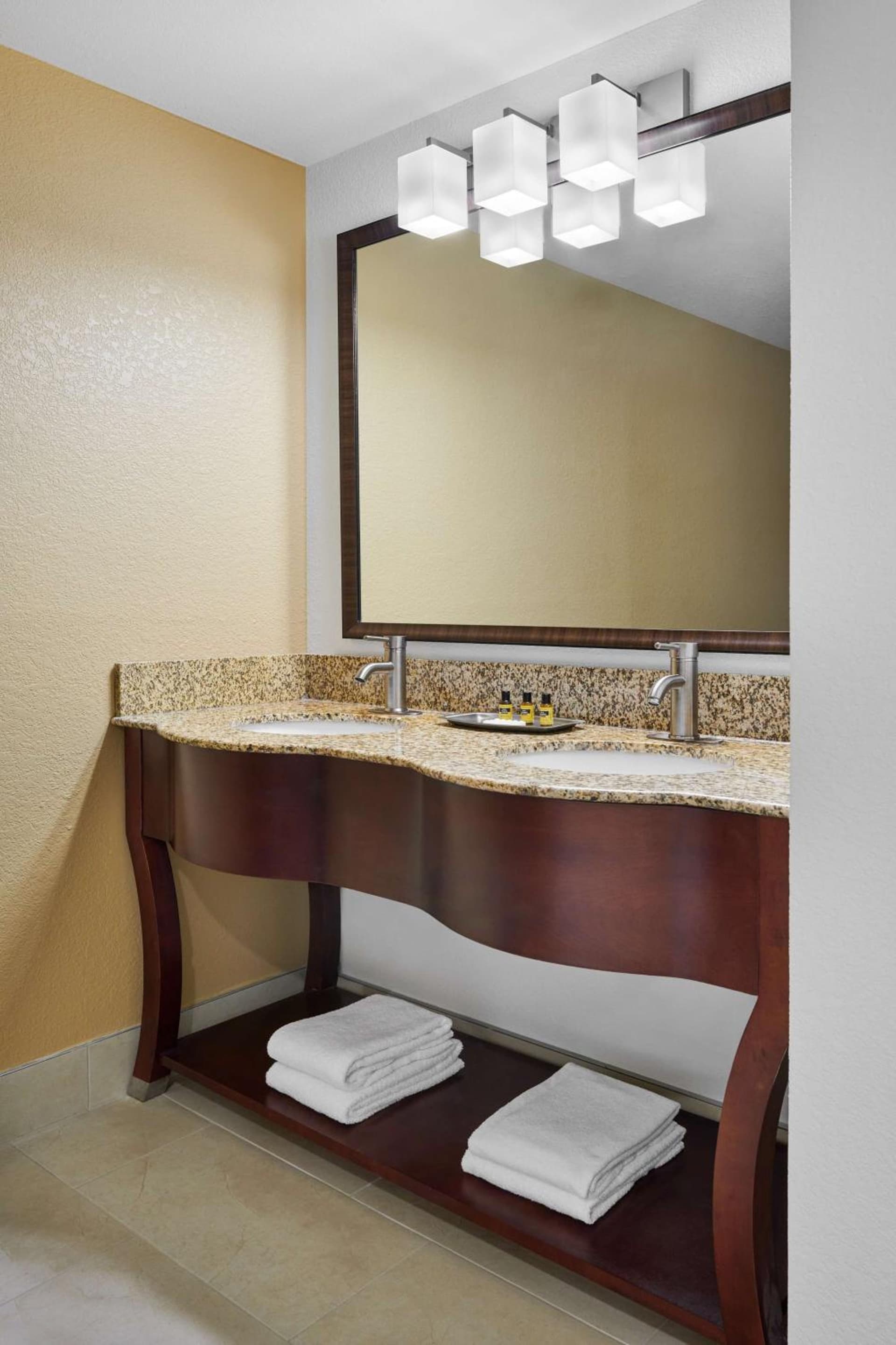 Best Western Plus Milwaukee Airport Hotel & Conference Center gallery photo in Milwaukee, WI — image 6