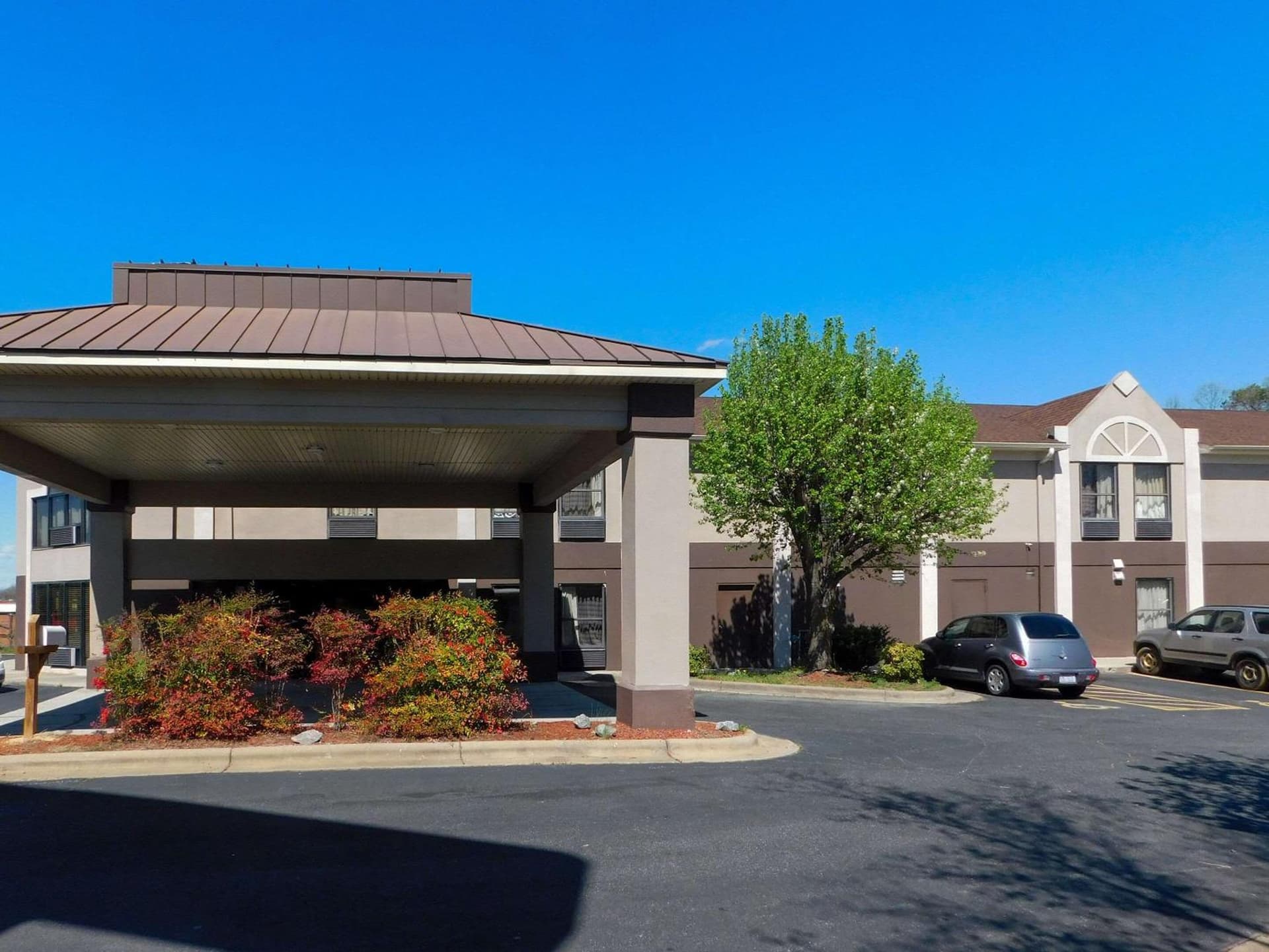 Quality Inn & Suites Thomasville-High Point interior in Thomasville, NC — gallery photo 2