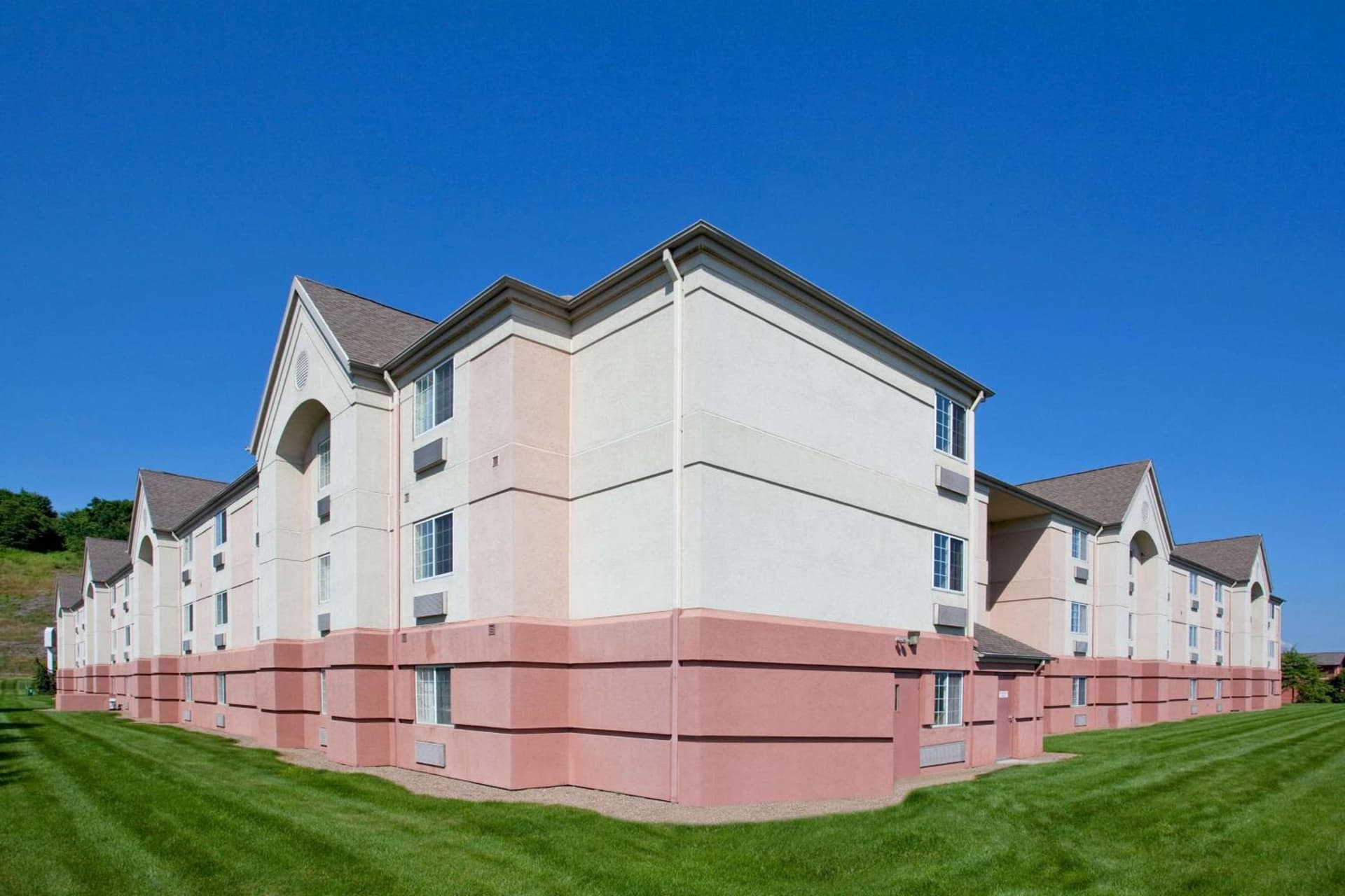 Sonesta Simply Suites Pittsburgh Airport interior in Imperial, PA — gallery photo 2