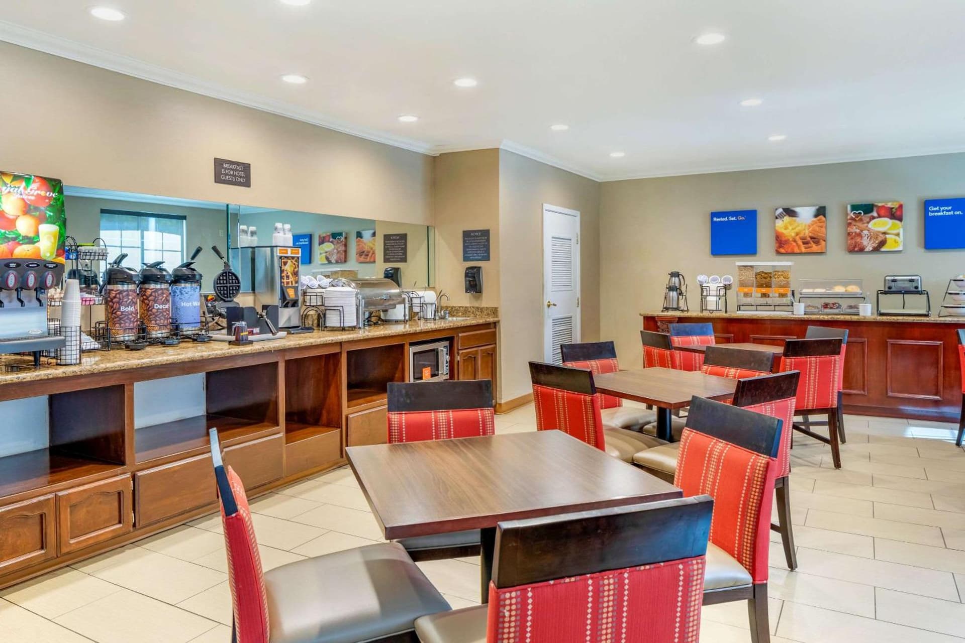 Comfort Inn & Suites Lancaster Antelope Valley property views in Lancaster, CA — gallery photo 3