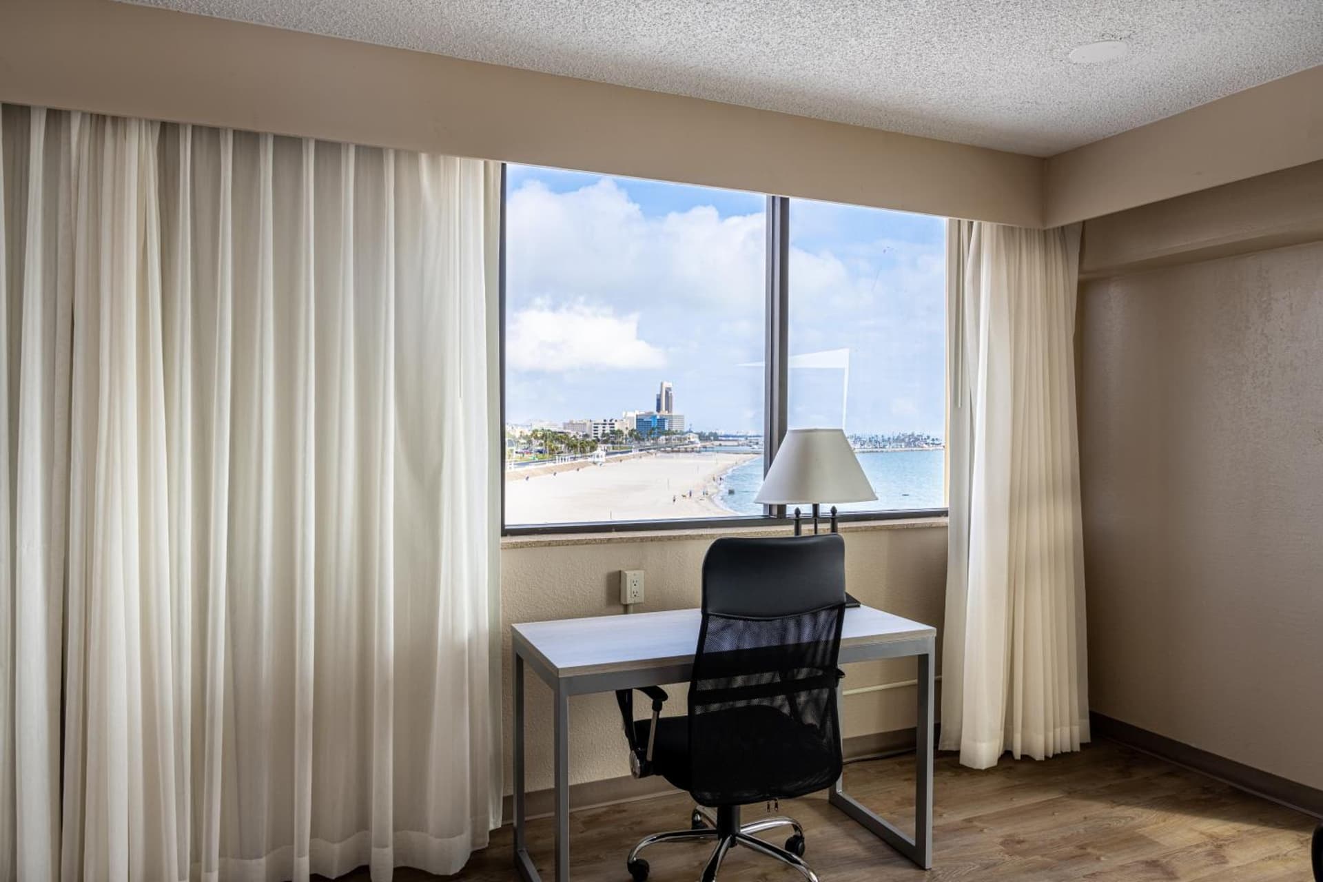 Emerald Beach Hotel Corpus Christi gallery photo in Corpus Christi, TX — image 49