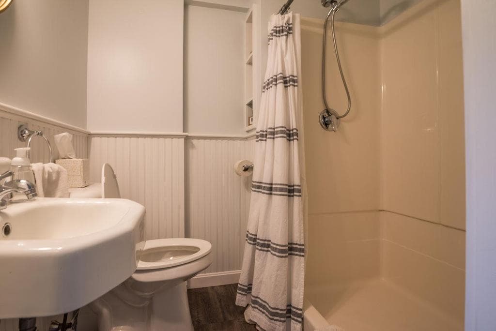 Inn at Valley Farms interior in Walpole — gallery photo 2