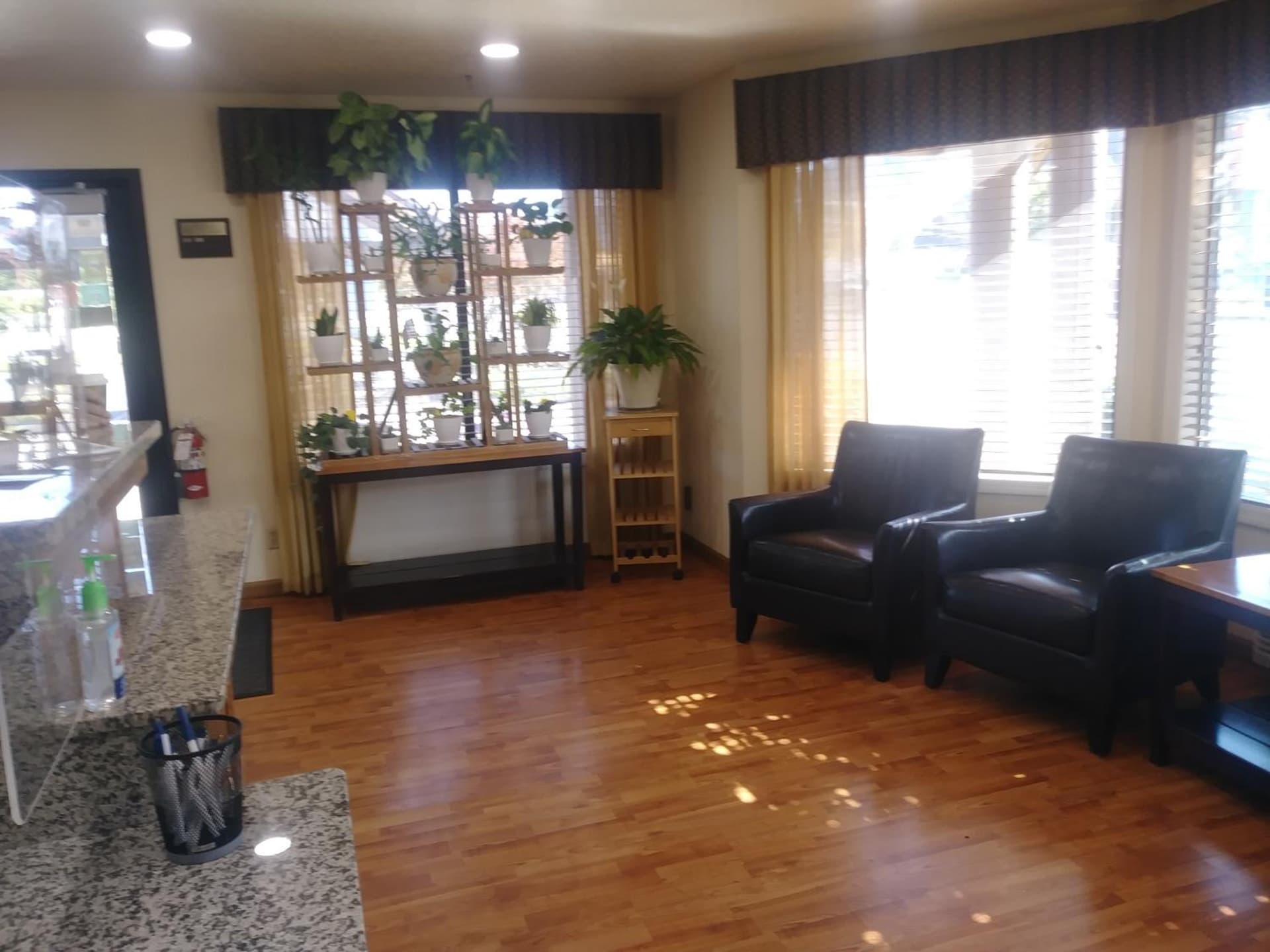 Oakridge Inn & Suites interior in Oakridge, OR — gallery photo 2