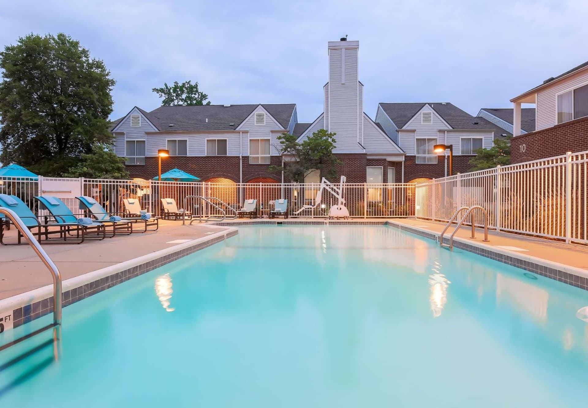 Sonesta ES Suites Cincinnati - Blue Ash interior in Blue Ash, OH — gallery photo 2