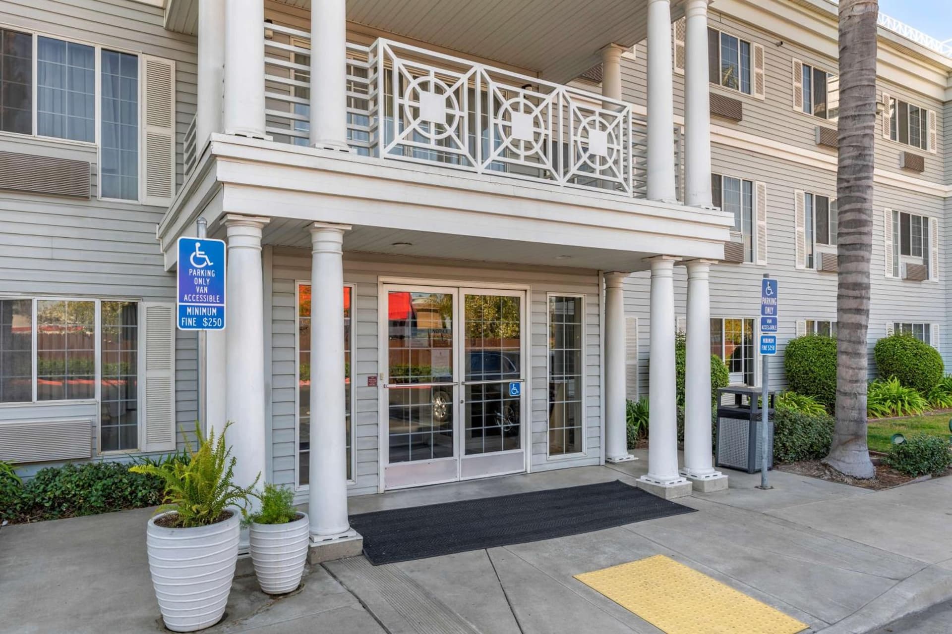 Best Western Luxury Inn property views in Tracy, CA — gallery photo 3