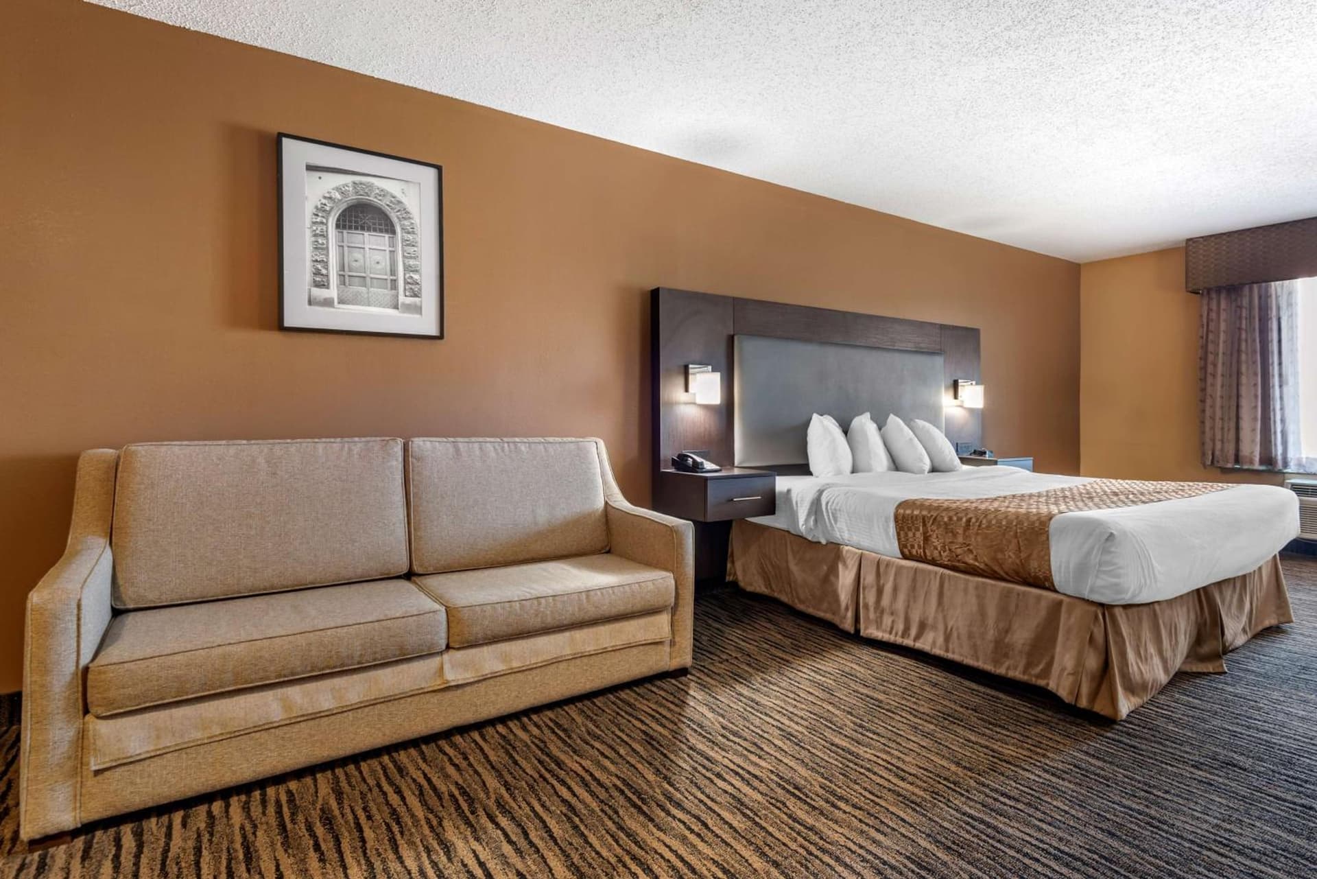 Best Western the Inn at the Fairgrounds interior in Syracuse, NY — gallery photo 2