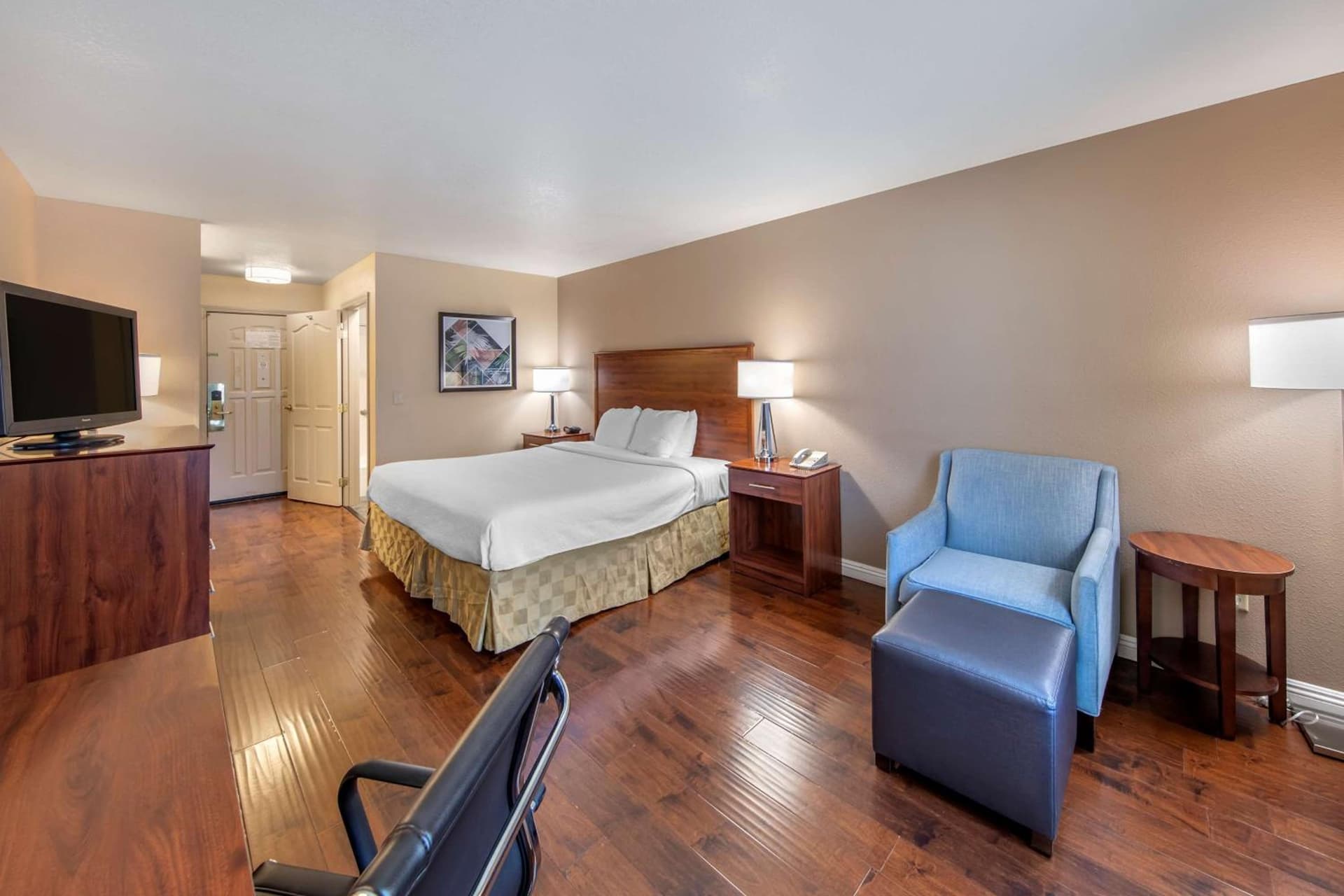 Best Western Plus John Jay Inn & Suites property views in Palmdale, CA — gallery photo 3