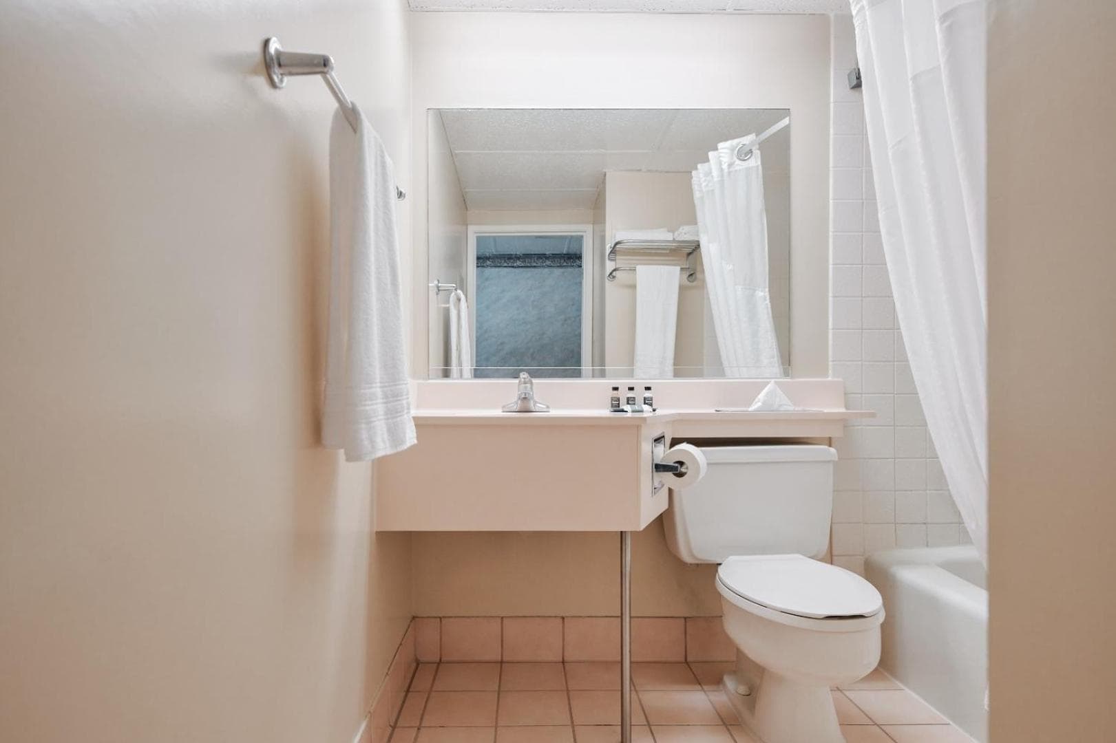 Glendale Express Hotel Los Angeles property views in Glendale, CA — gallery photo 3