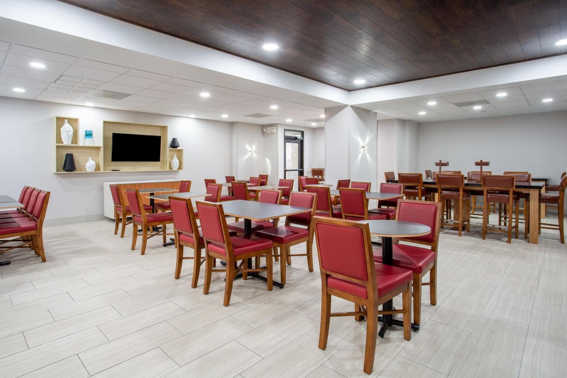 Holiday Inn Express Hotel & Suites Fort Wayne by IHG gallery photo in Fort Wayne, IN — image 26