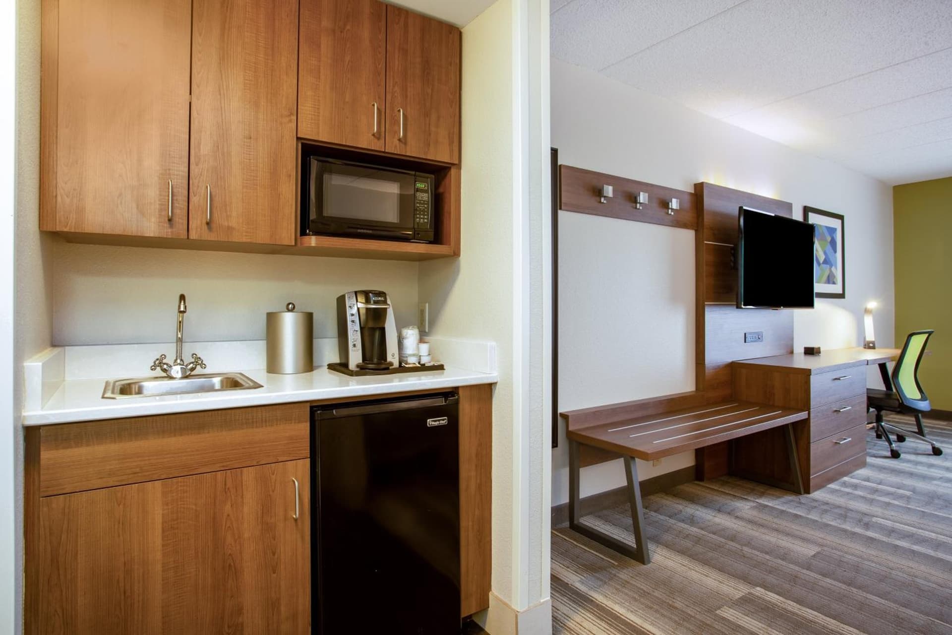 Holiday Inn Express Hotel & Suites Fort Wayne by IHG gallery photo in Fort Wayne, IN — image 15