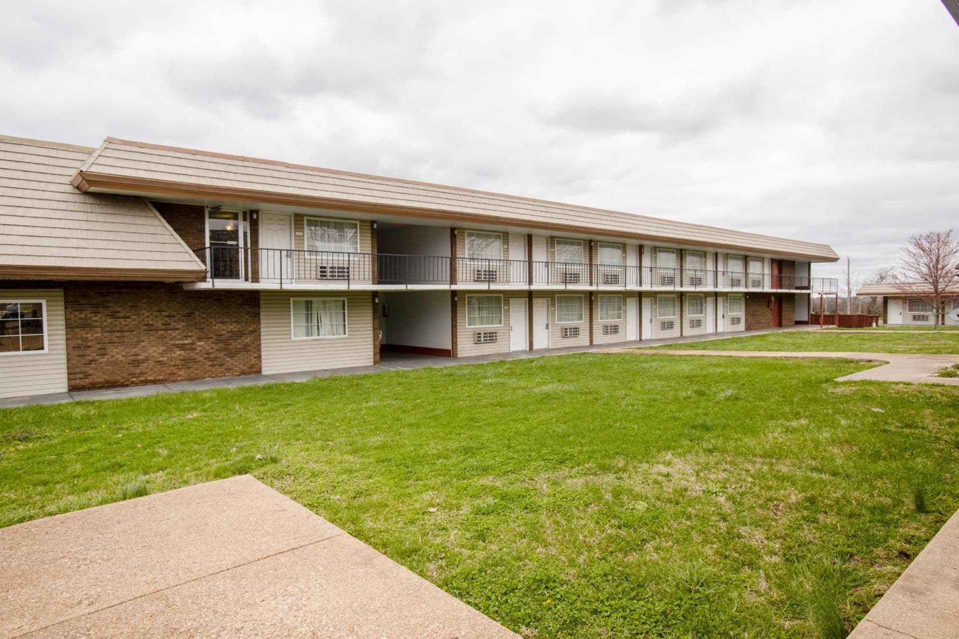 OYO Hotel Lebanon MO I-44 interior in Lebanon, MO — gallery photo 2