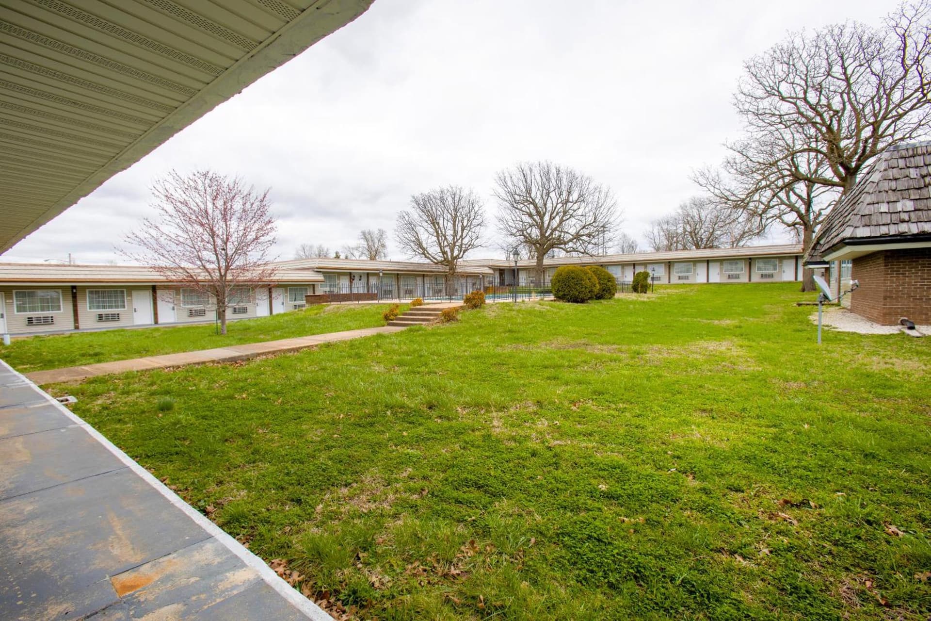 OYO Hotel Lebanon MO I-44 property views in Lebanon, MO — gallery photo 3