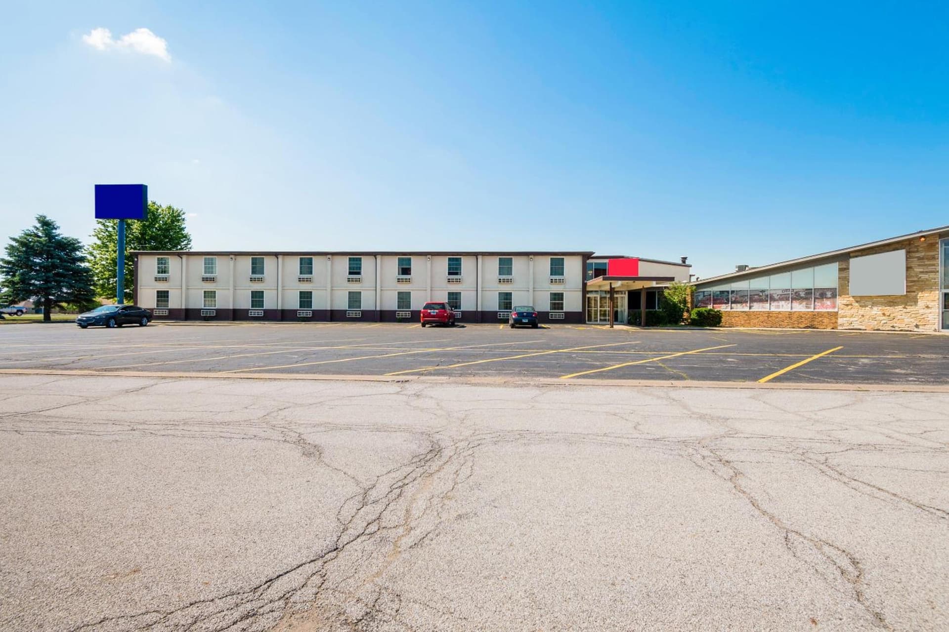OYO Hotel Morton East Peoria I-74 interior in Morton, IL — gallery photo 2