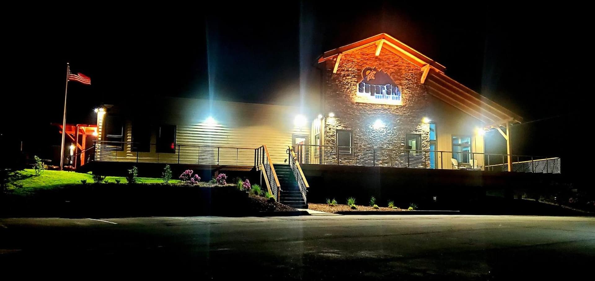 APPresSki - 5 bed Ski in Ski out - 50 Steps to Ski Sugar Mountain Slopes featured exterior or lobby in Sugar Mountain, NC — similar hotel