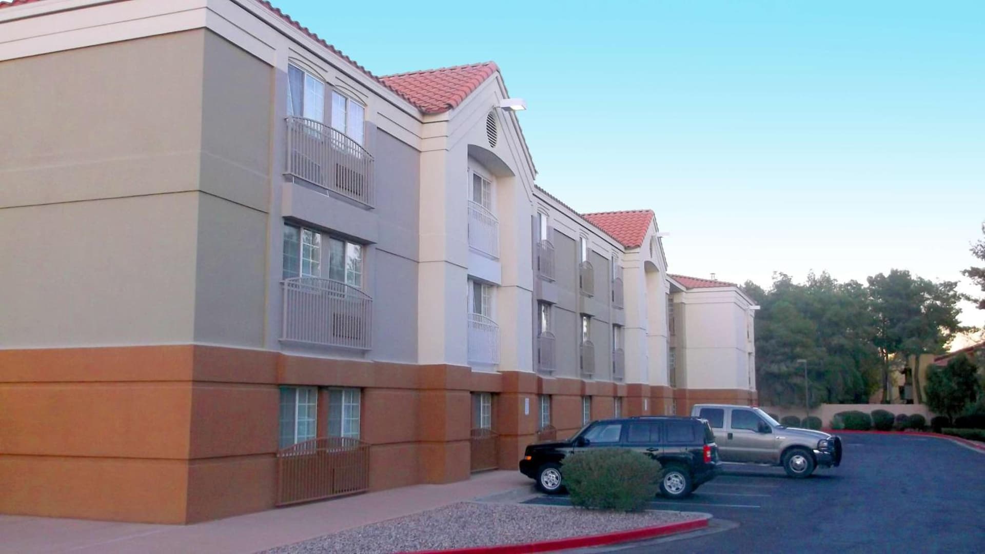Sonesta Simply Suites Phoenix Tempe interior in Tempe, AZ — gallery photo 2