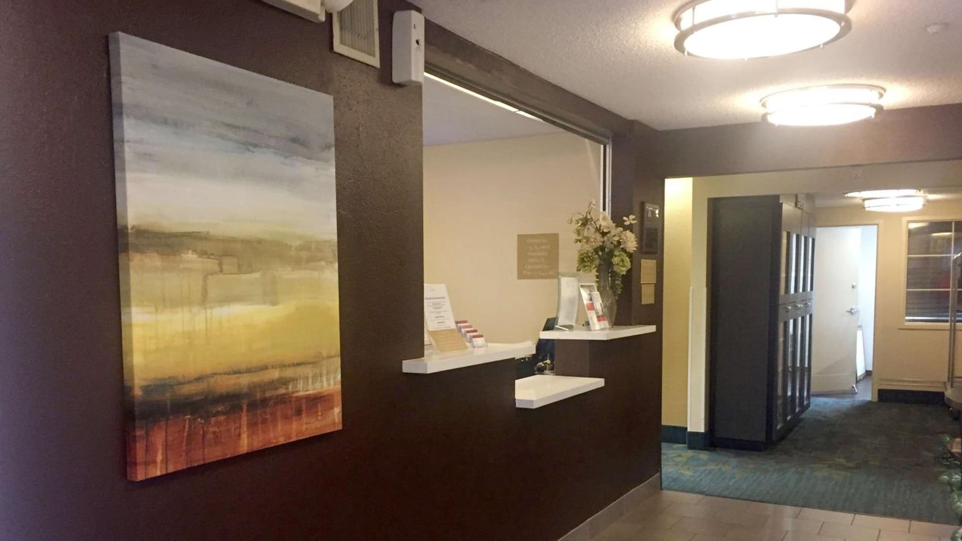 Sonesta Simply Suites Dallas Galleria interior in Dallas, TX — gallery photo 2