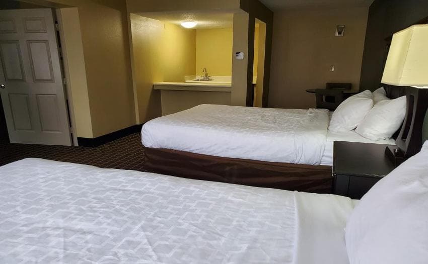 Days Inn & Suites by Wyndham Norton Shores/Muskegon gallery photo in Muskegon, MI — image 36
