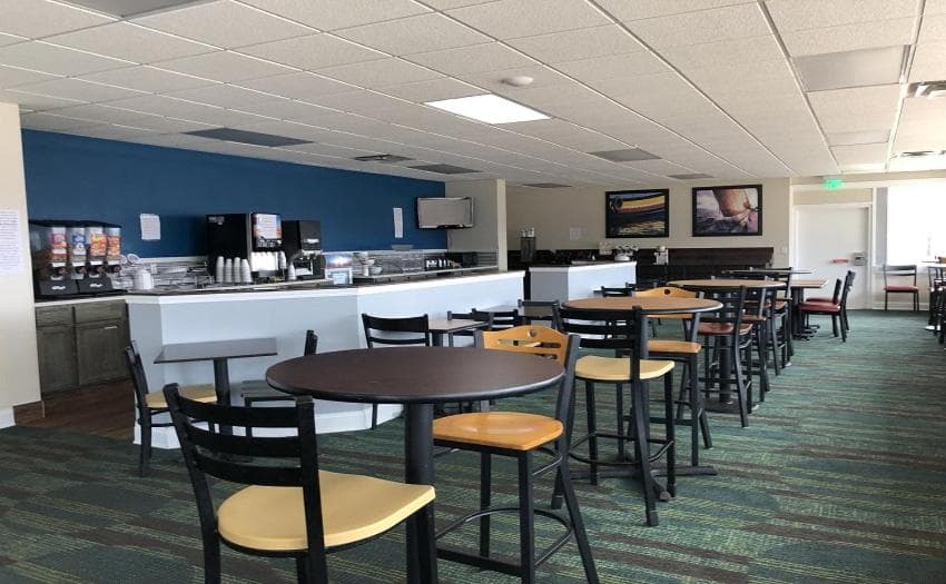 Days Inn & Suites by Wyndham Norton Shores/Muskegon gallery photo in Muskegon, MI — image 70