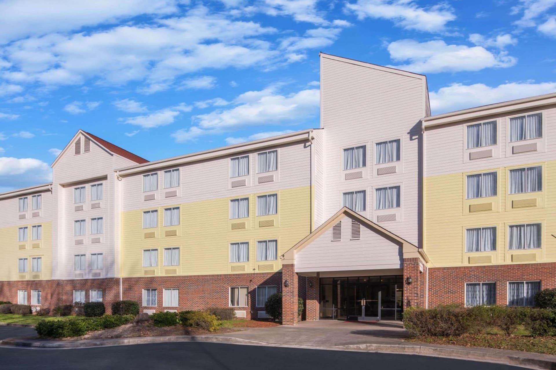 Days Inn by Wyndham Macon I-75 North featured exterior or lobby in Macon, GA — similar hotel