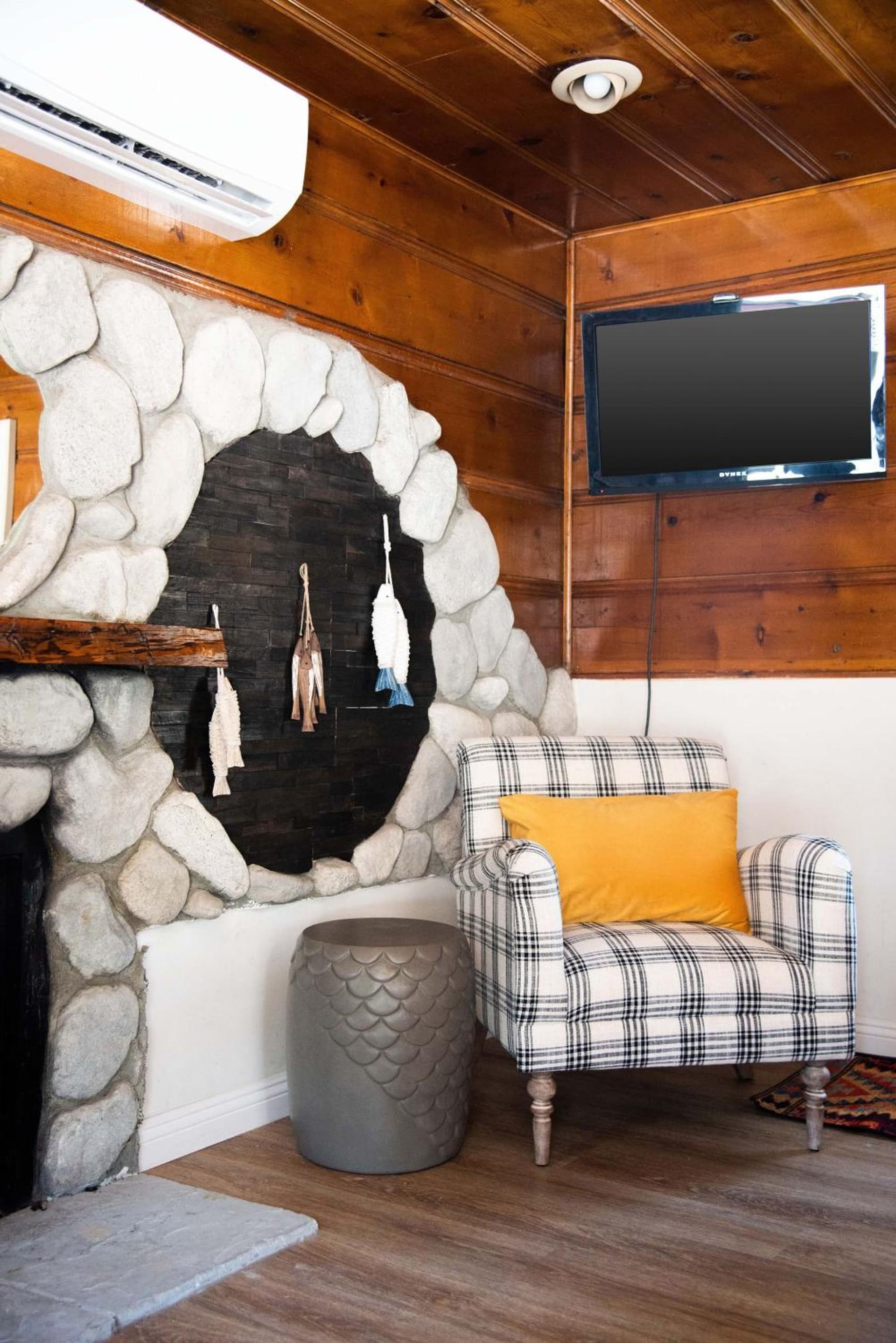 Lakewood Cabins interior in Big Bear Lake, CA — gallery photo 2