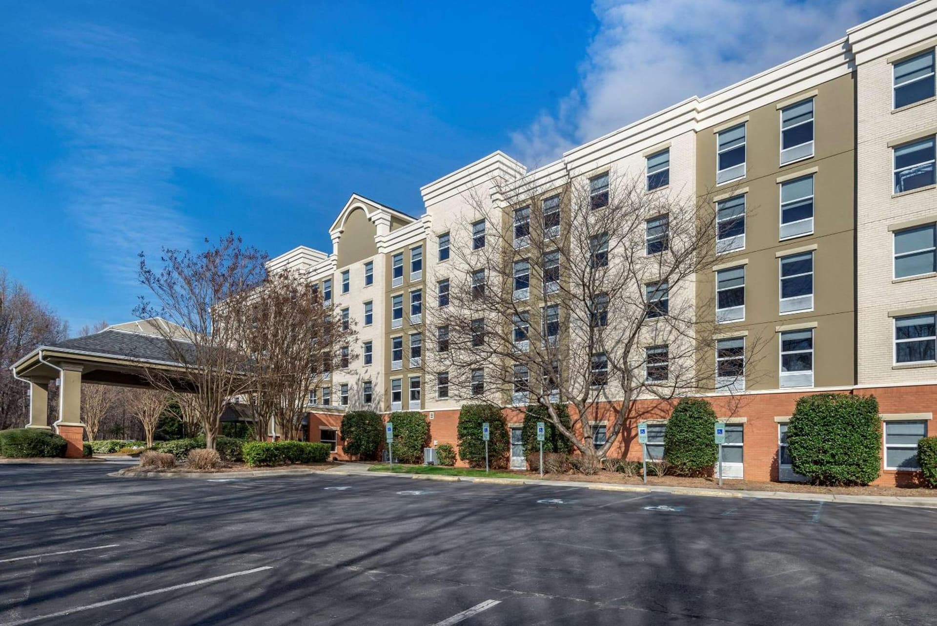 Comfort Suites near Birkdale Village- Huntersville interior in Huntersville, NC — gallery photo 2