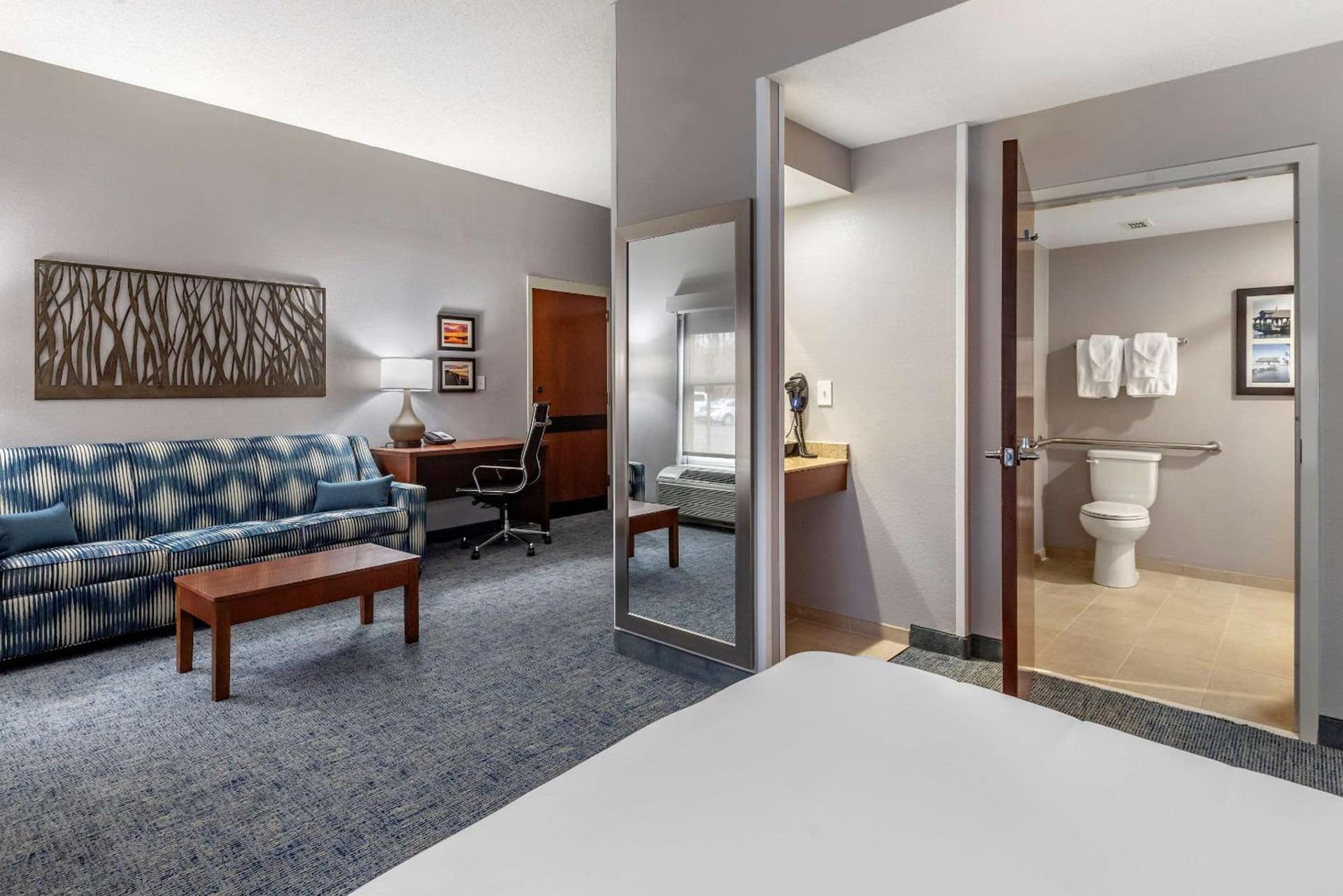 Comfort Suites near Birkdale Village- Huntersville gallery photo in Huntersville, NC — image 8