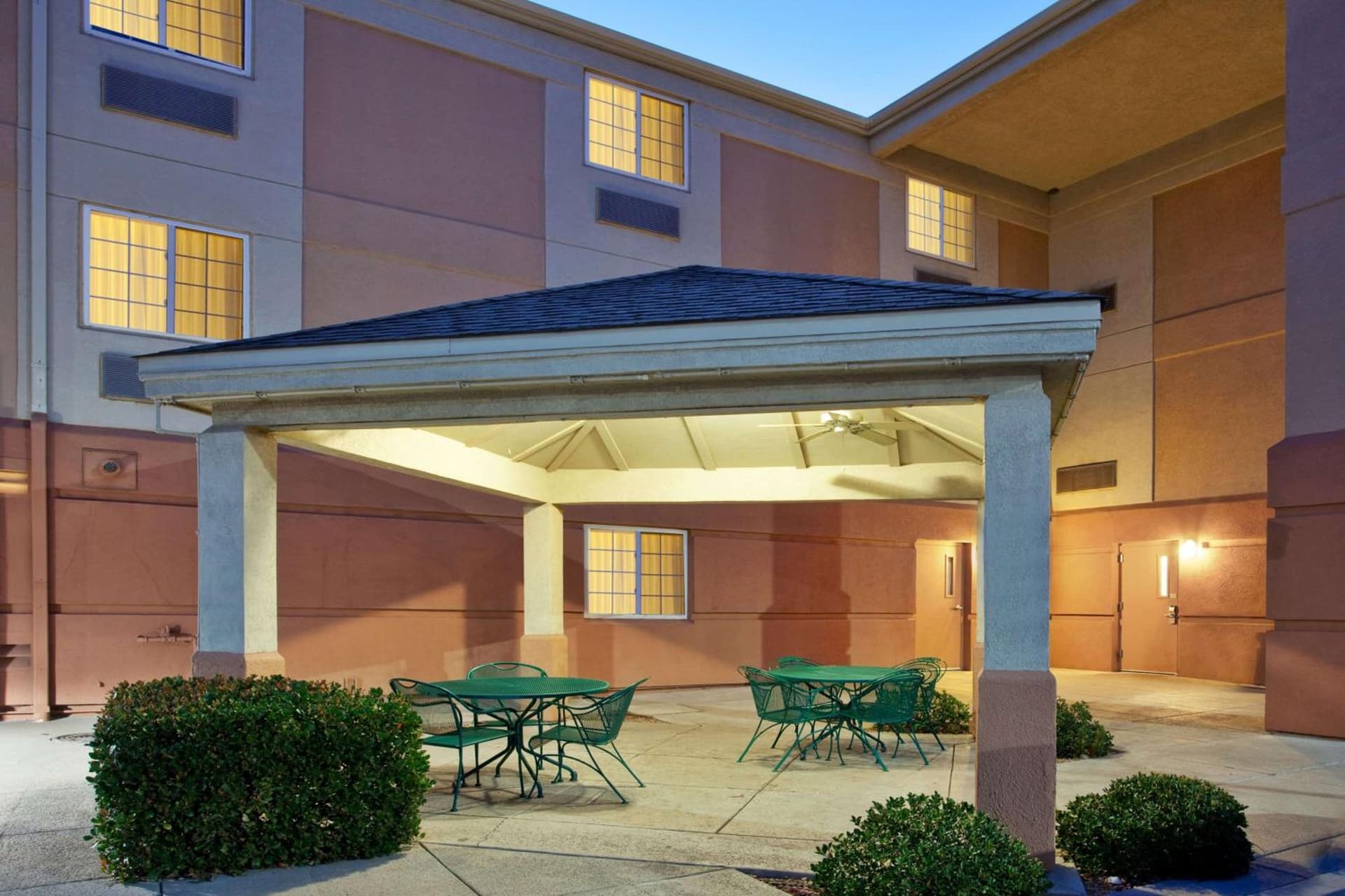 Sonesta Simply Suites Albuquerque Midtown interior in Albuquerque, NM — gallery photo 2