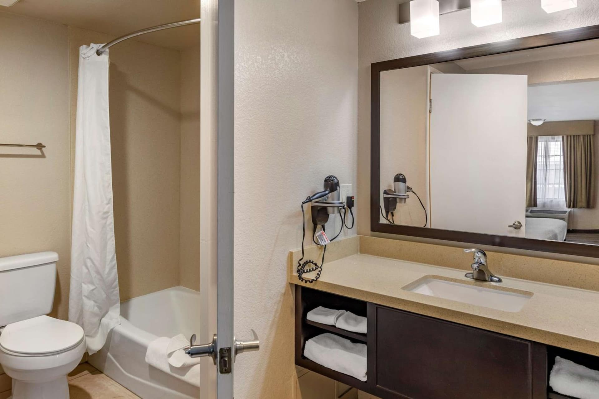Best Western Country Inn Temecula property views in Temecula, CA — gallery photo 3