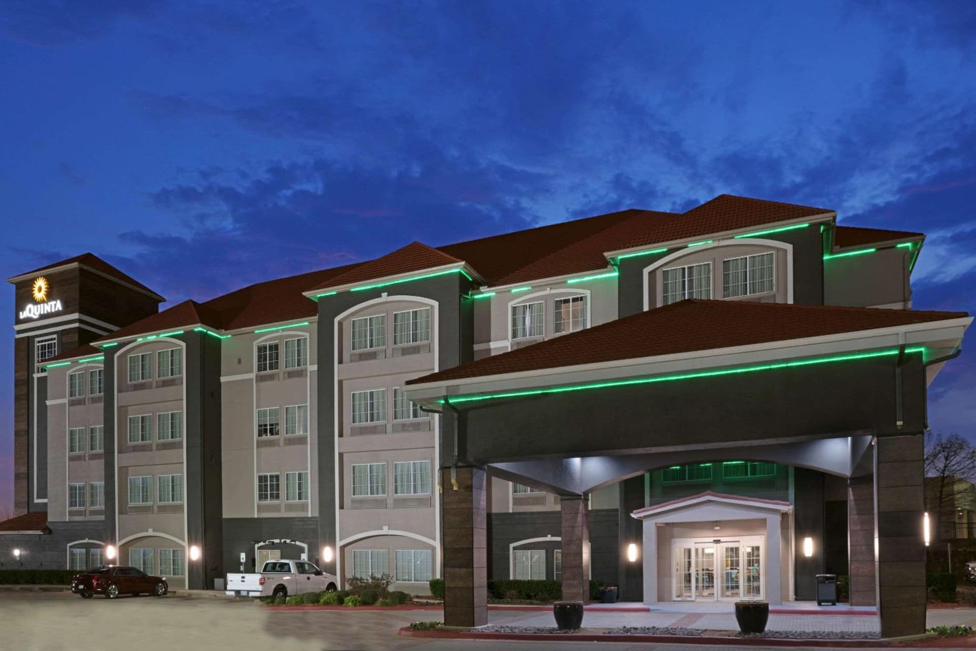 La Quinta Inn & Suites by Wyndham Fort Worth Arlington West interior in Arlington, TX — gallery photo 2