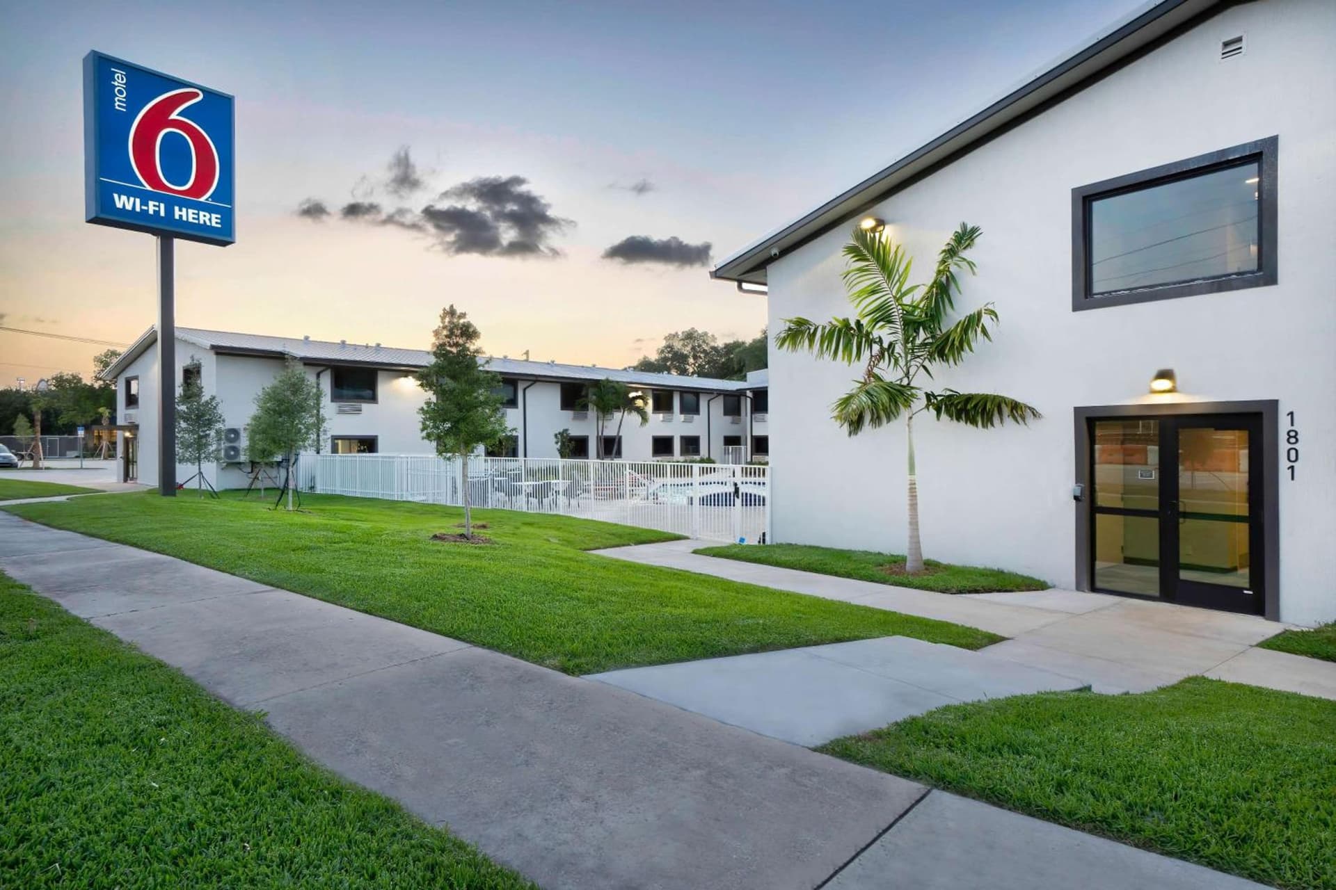 Motel 6-Fort Lauderdale, FL featured exterior or lobby in Fort Lauderdale, FL — similar hotel