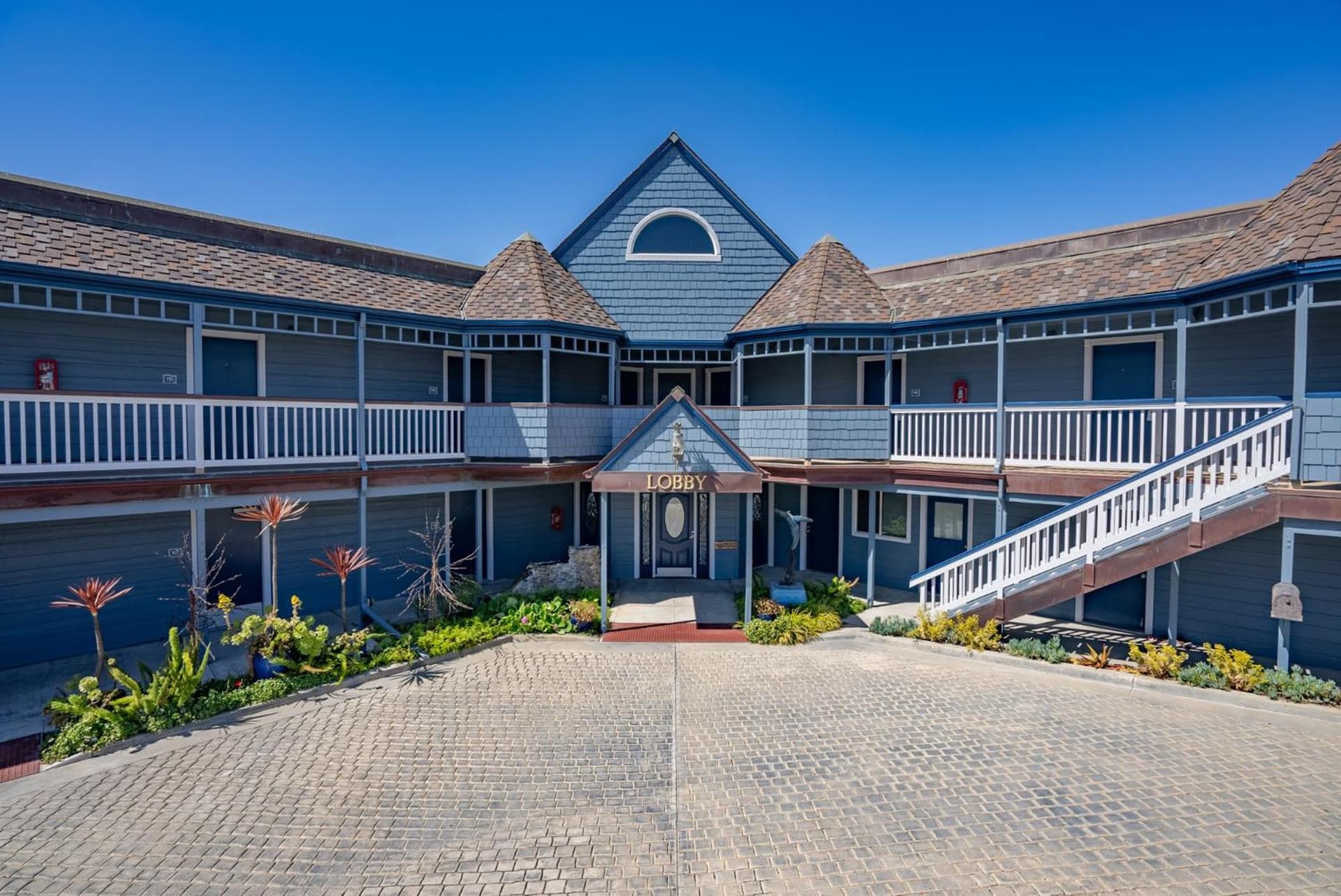 Shoreline Inn...on the beach interior in Cayucos, CA — gallery photo 2