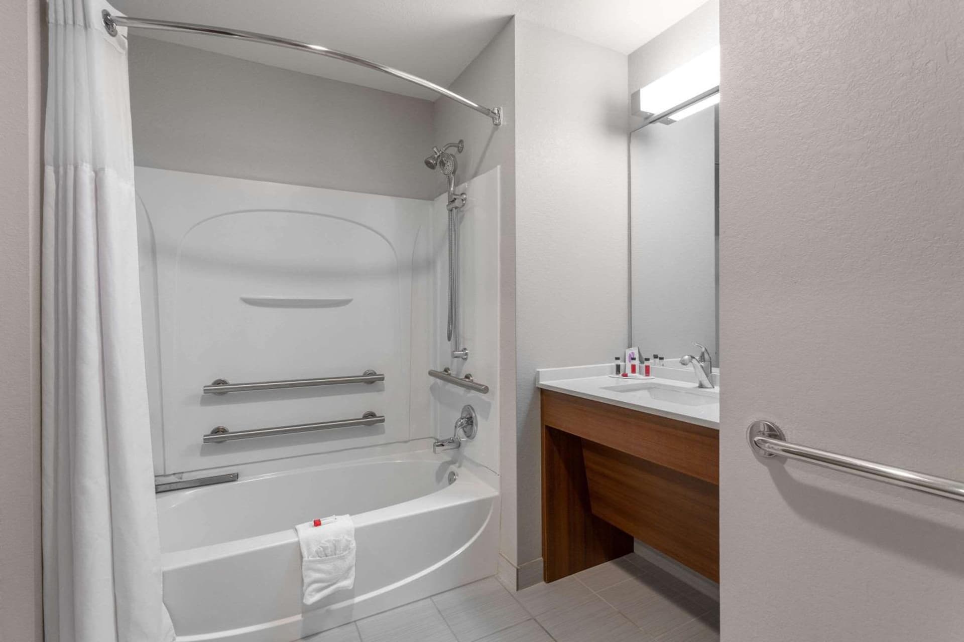 Microtel Inn & Suites by Wyndham Niagara Falls gallery photo in Niagara Falls, NY — image 6