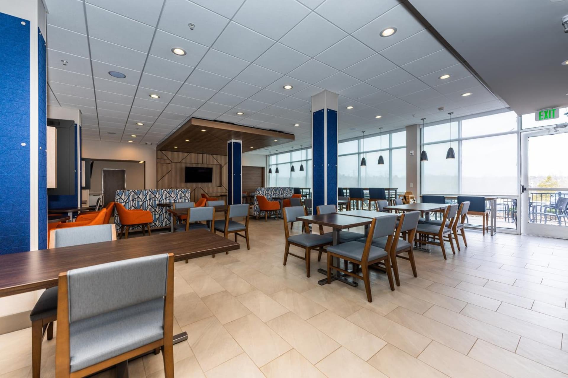 Holiday Inn Express & Suites Charlottesville by IHG gallery photo in Charlottesville, VA — image 170