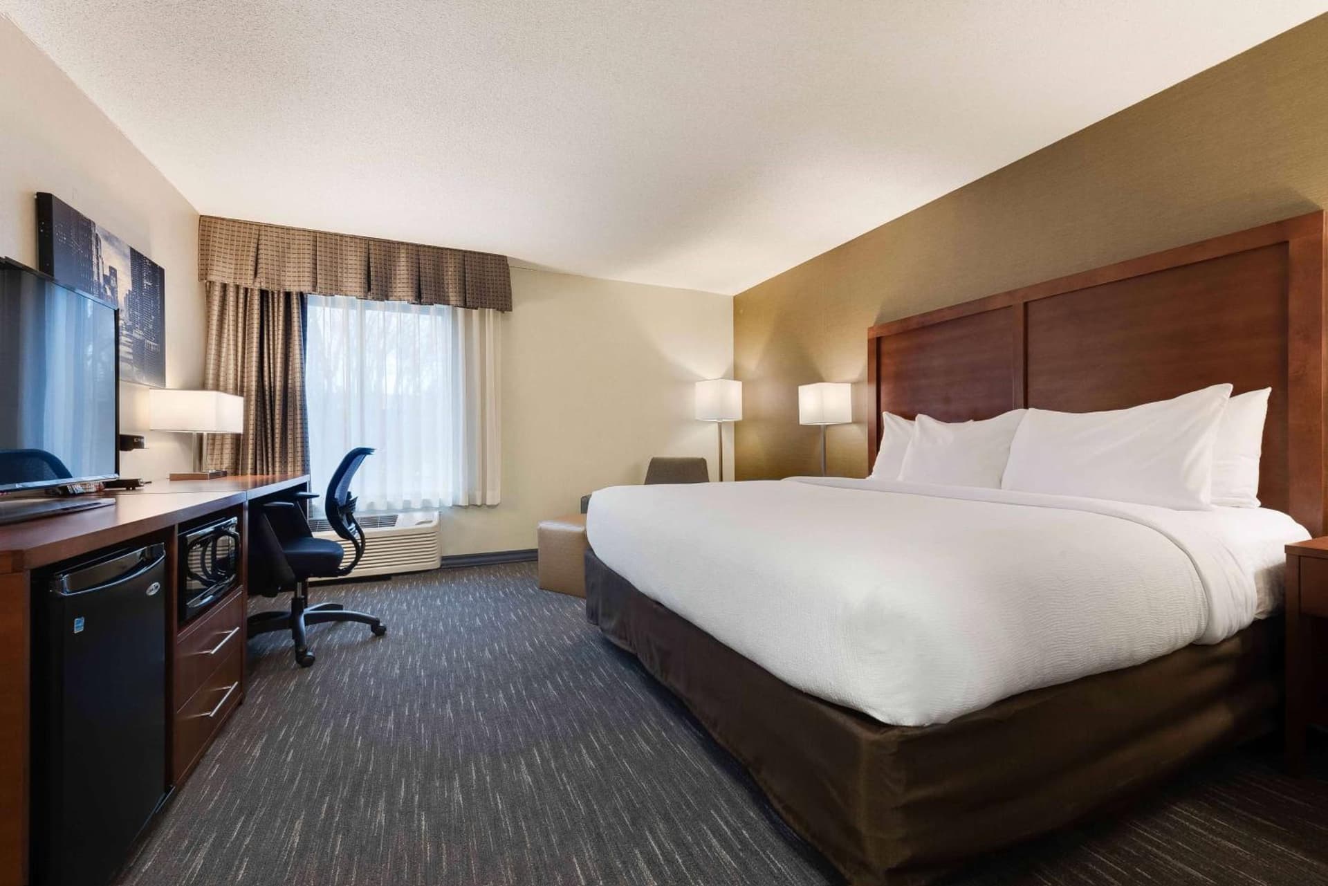 Best Western Chicago - Downers Grove interior in Downers Grove, IL — gallery photo 2