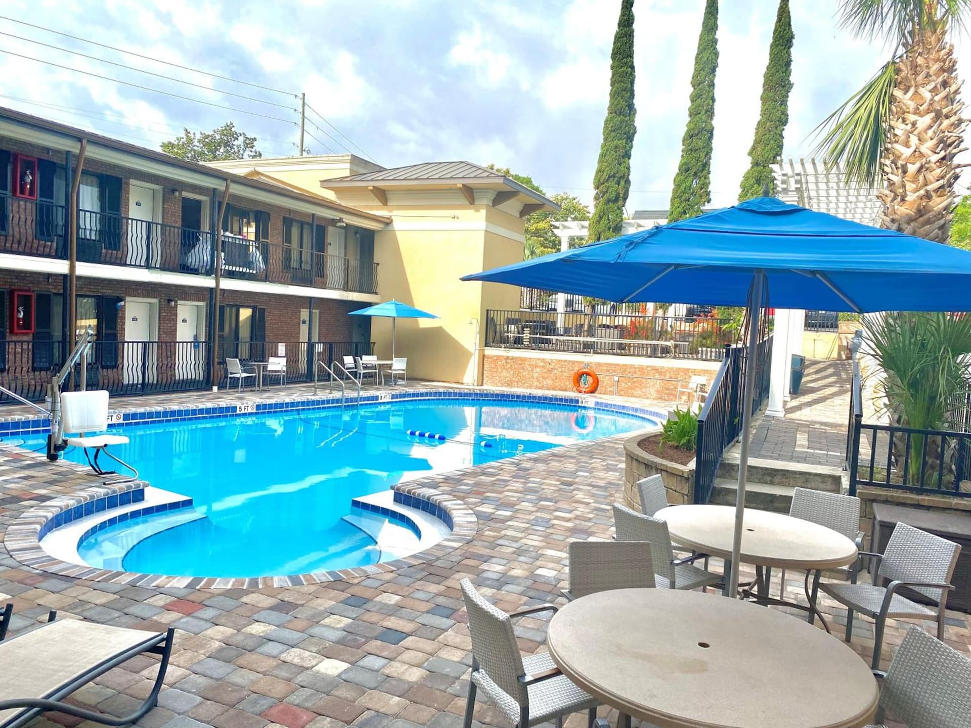 Days Inn by Wyndham Pensacola - Historic Downtown interior in Pensacola, FL — gallery photo 2