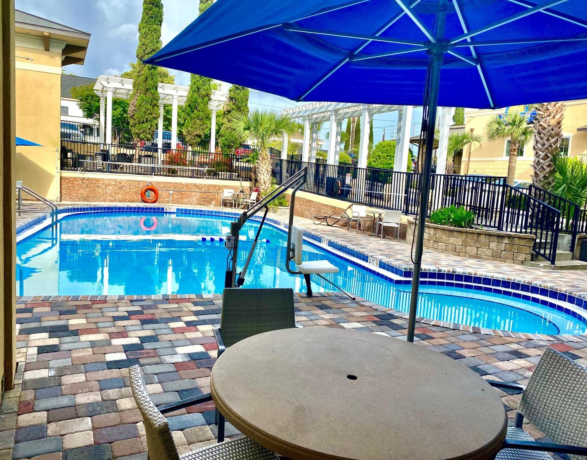 Days Inn by Wyndham Pensacola - Historic Downtown interior in Pensacola, FL — gallery photo 2