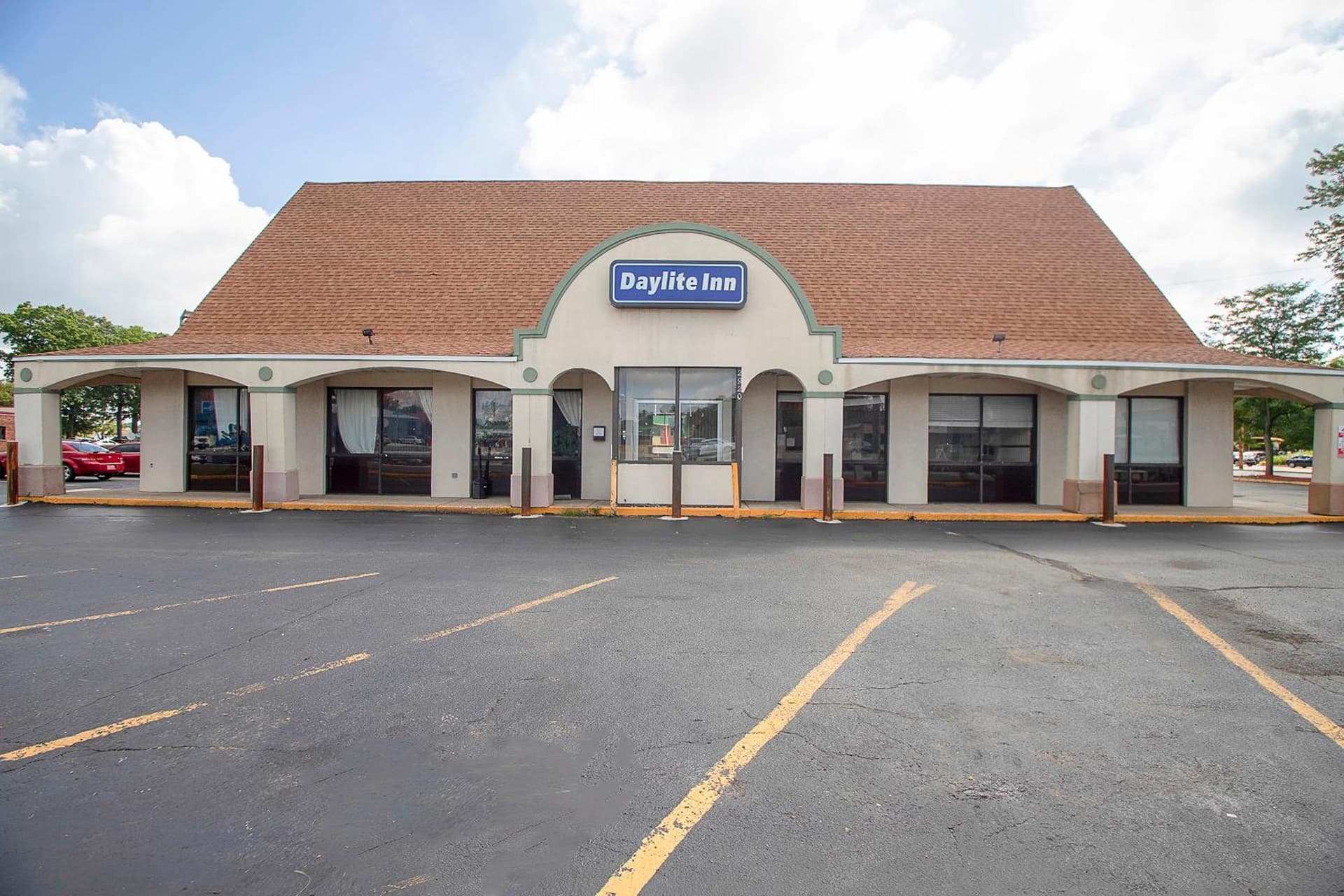 Hotel O Daylight Inn Elkhart I-90, IN exterior or lobby in Elkhart, IN — main listing photo