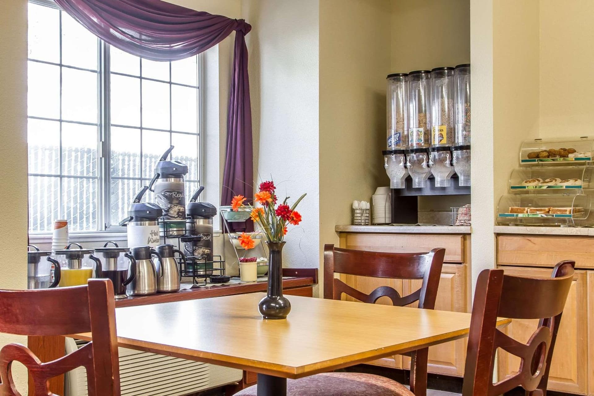 Econo Lodge Inn & Suites Santa Rosa South gallery photo in Santa Rosa, CA — image 10