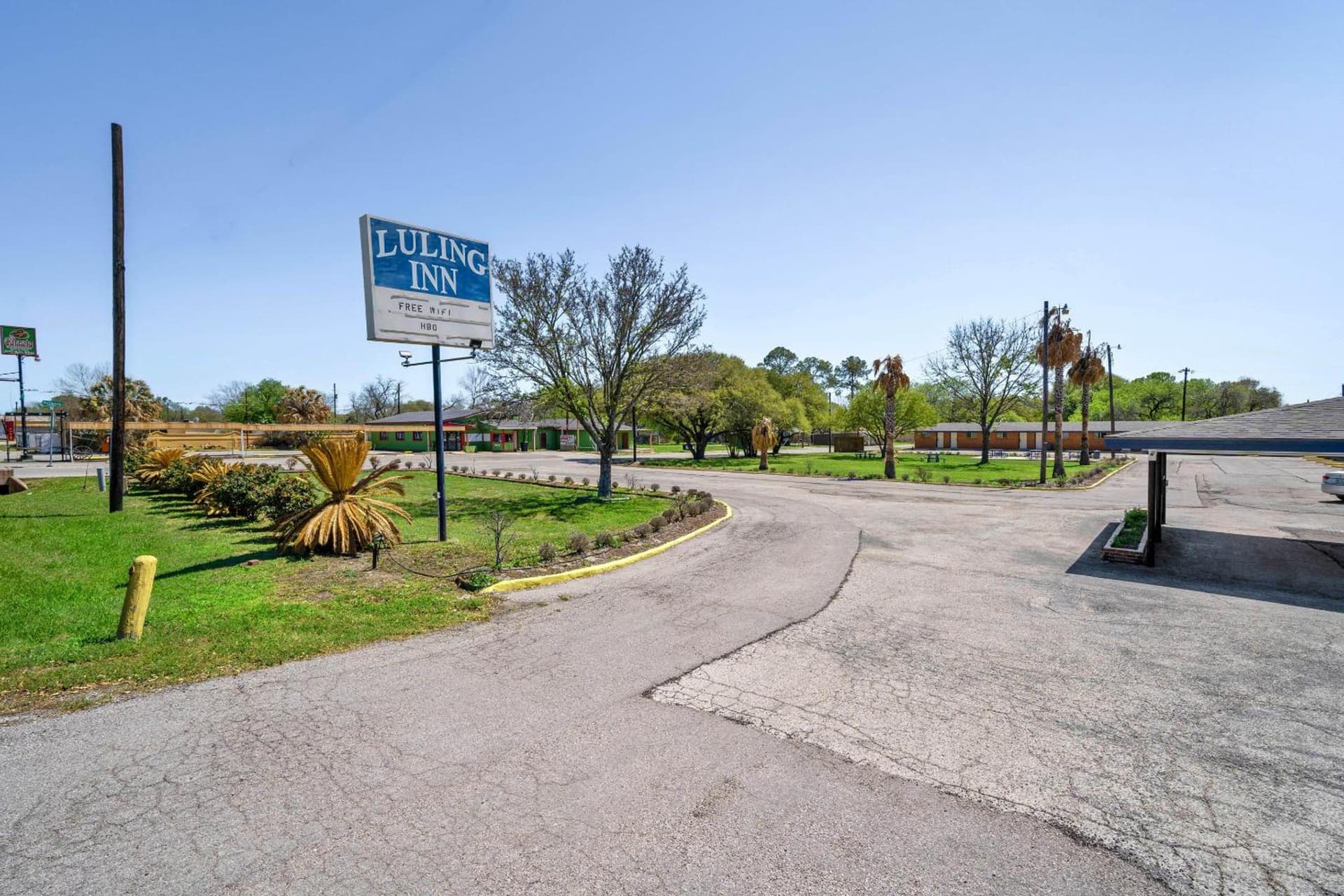 OYO Hotel Luling TX Downtown I-10/US-90 featured exterior or lobby in Luling, TX — similar hotel