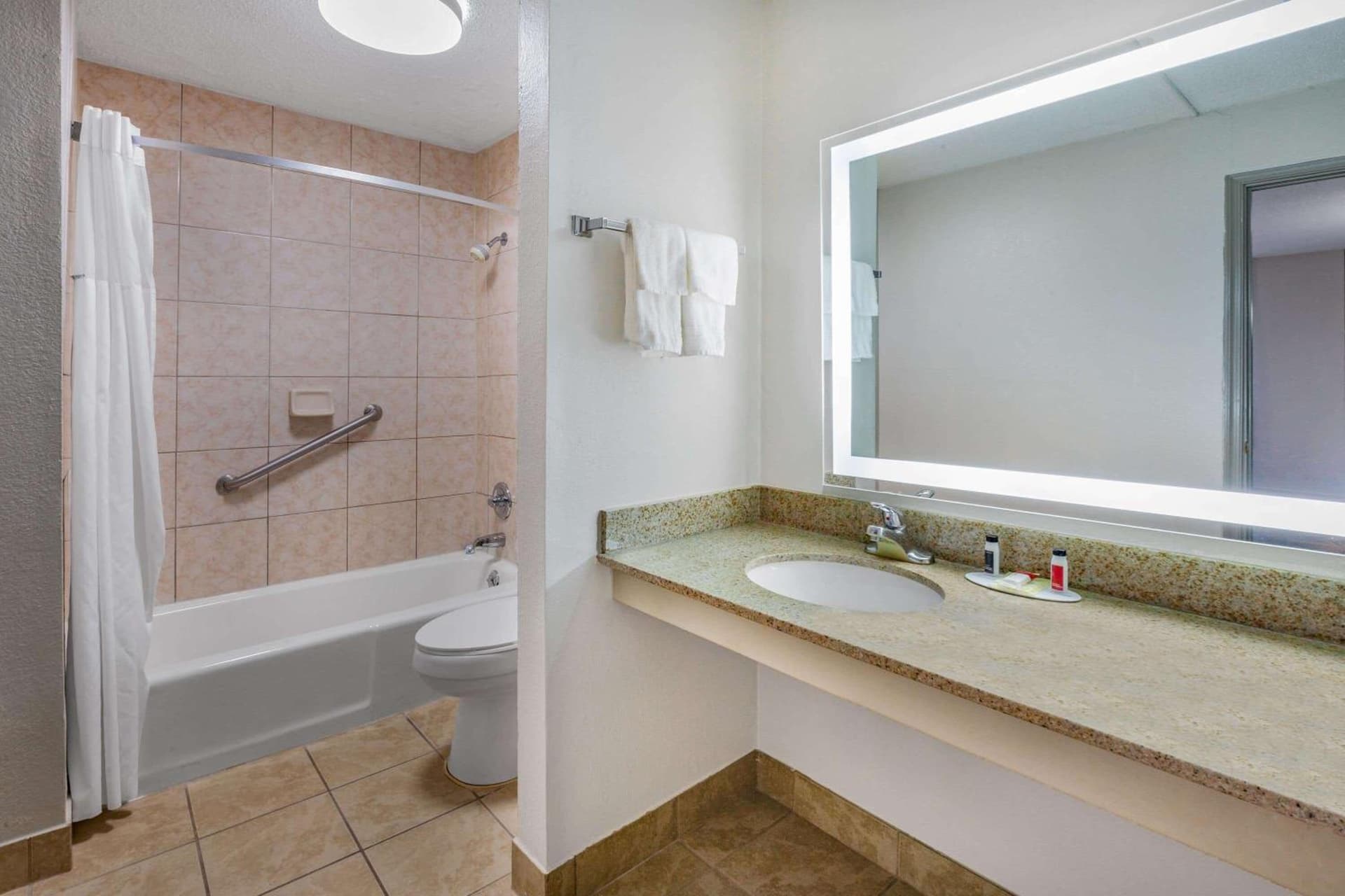 Days Inn by Wyndham Roanoke/Hollins Near I-81 interior in Roanoke, VA — gallery photo 2