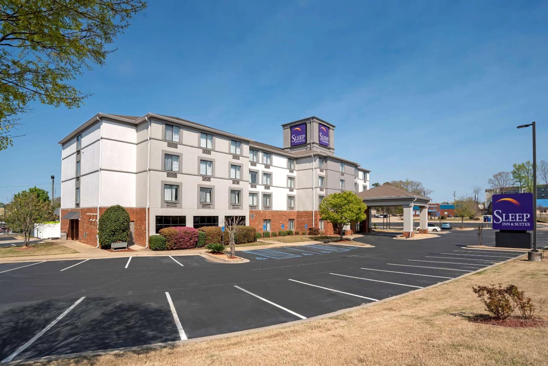 Sleep Inn & Suites Auburn Campus Area I-85 interior in Auburn, AL — gallery photo 2